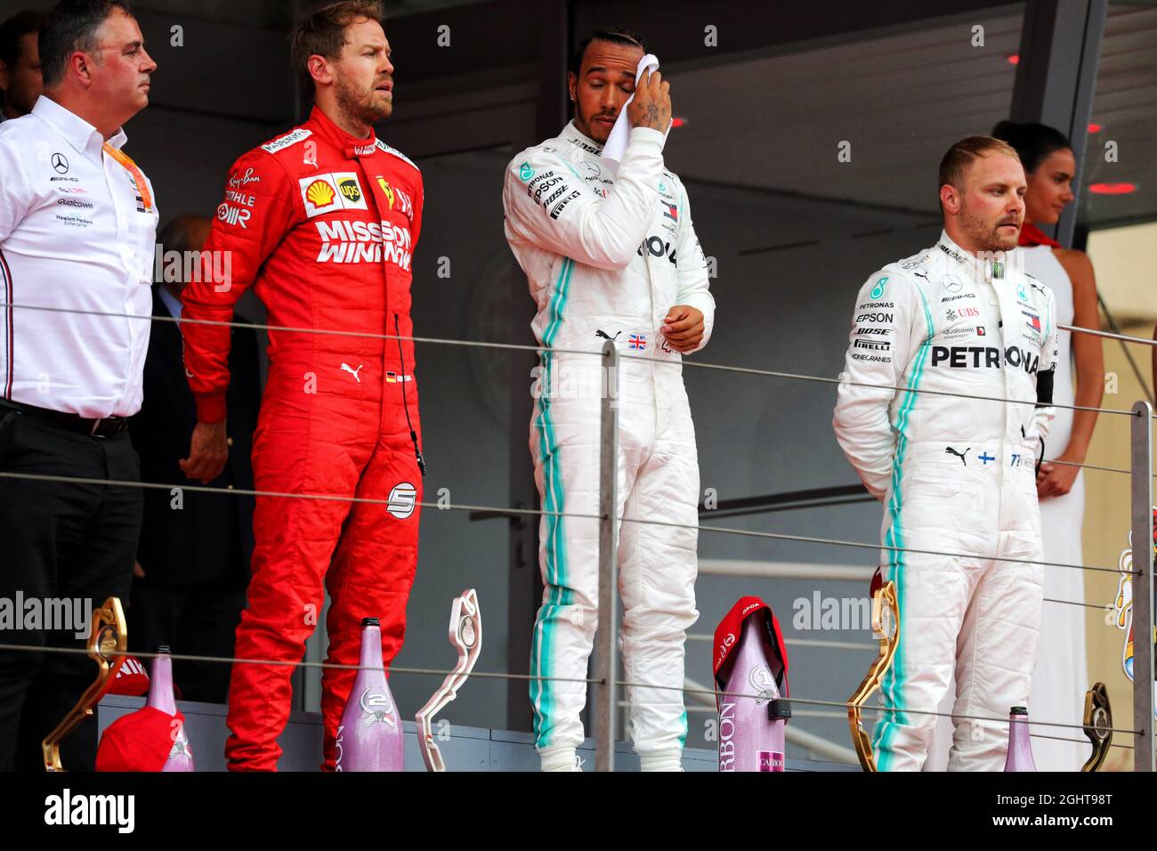 Das Podium (L bis R): Ron Meadows (GBR) Mercedes GP Team Manager; Sebastian Vettel (GER) Ferrari Zweiter; Lewis Hamilton (GBR) Mercedes AMG F1, Rennsieger; Valtteri Bottas (FIN) Mercedes AMG F1, Dritter. 26.05.2019. Formel-1-Weltmeisterschaft, Rd 6, Großer Preis Von Monaco, Monte Carlo, Monaco, Wettkampftag. Bildnachweis sollte lauten: XPB/Press Association Images. Stockfoto