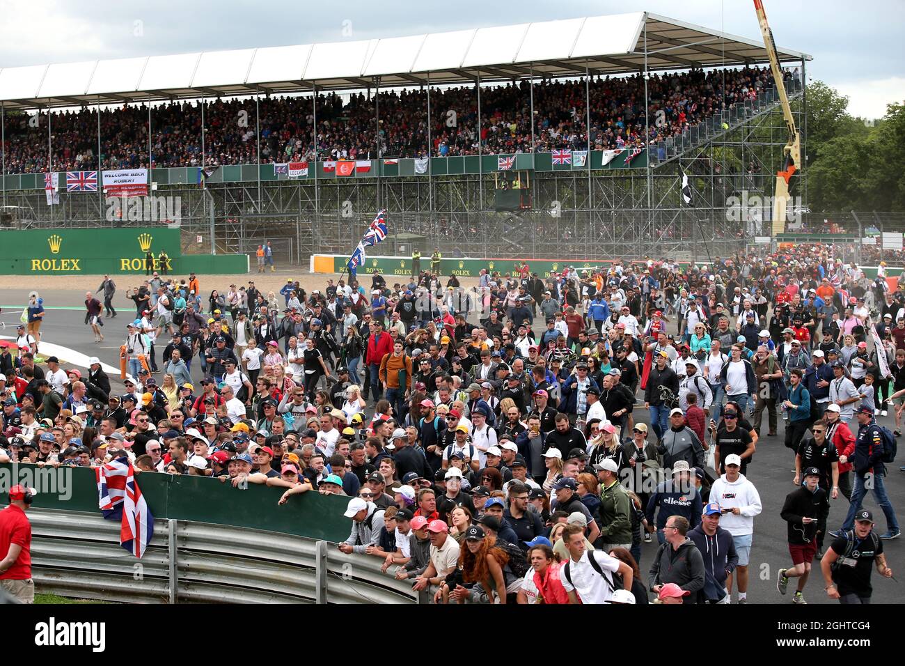 Fans dringen am Ende des Rennens in die Rennstrecke ein. 14.07.2019. Formel-1-Weltmeisterschaft, Rd 10, Großer Preis Von Großbritannien, Silverstone, England, Wettkampftag. Bildnachweis sollte lauten: XPB/Press Association Images. Stockfoto