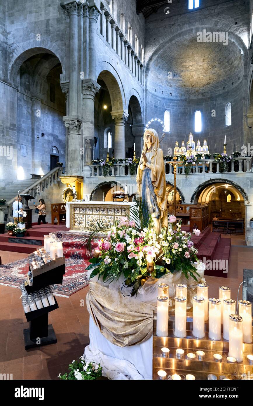 Arezzo Toskana Italien. Das Innere der Kirche Santa Maria della Pieve Stockfoto