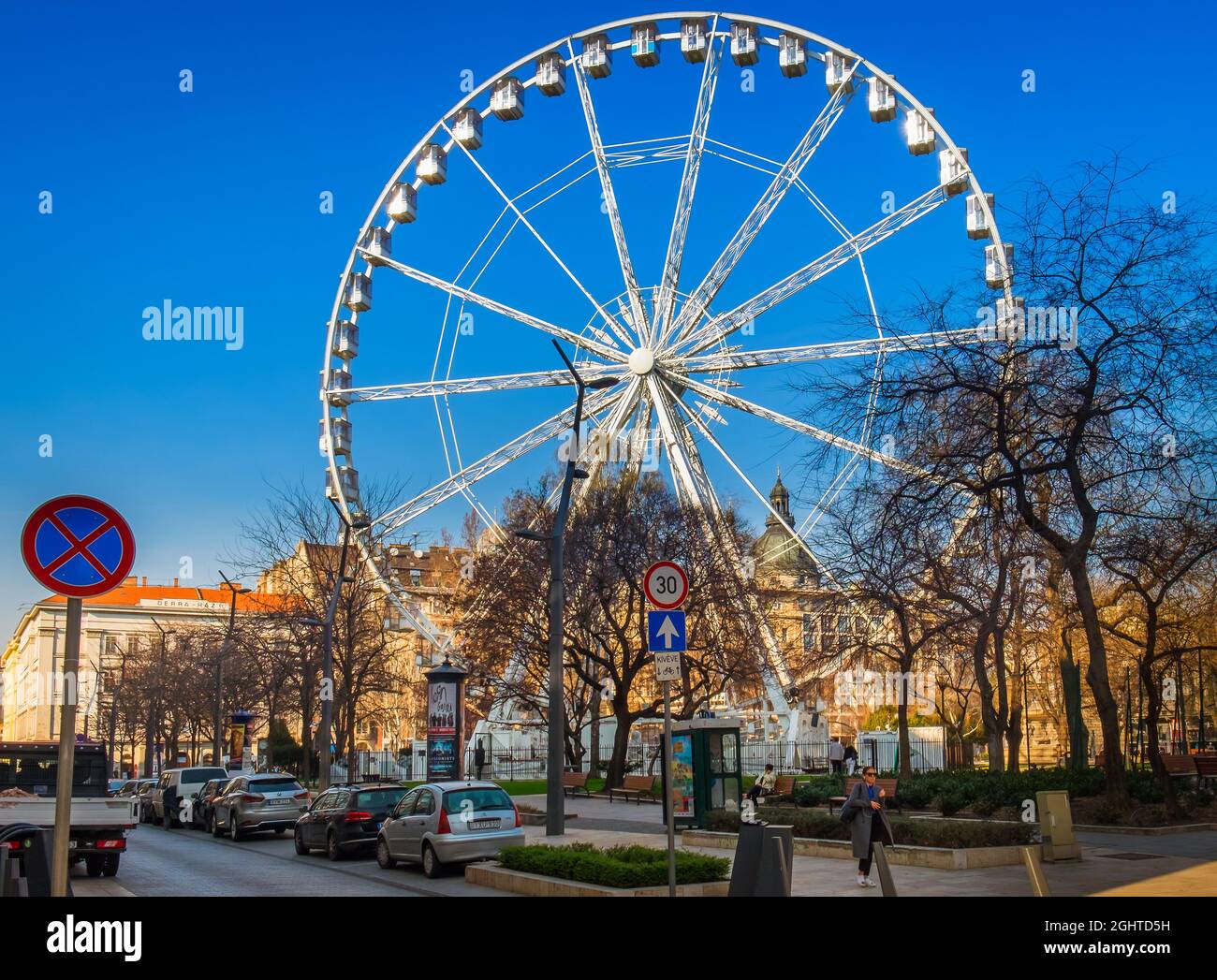 Budapest, Ungarn, März 2020, Rückseite des Riesenrads auf dem Erzsebet-Platz Stockfoto