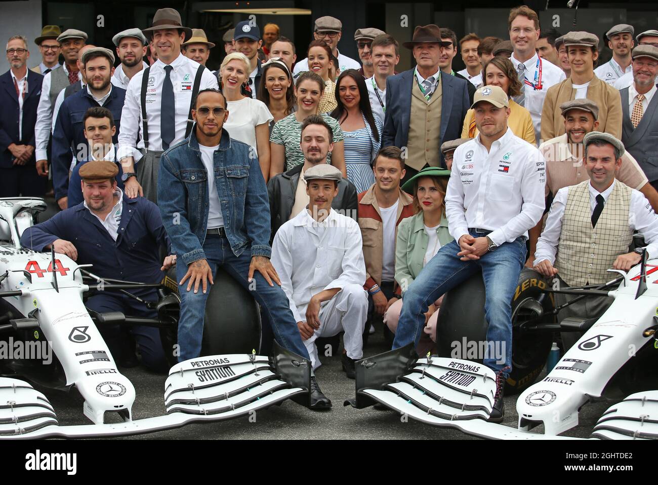 Lewis Hamilton (GBR) Mercedes AMG F1, Toto Wolff (GER) Mercedes AMG F1 Aktionär und Geschäftsführer; Valtteri Bottas (FIN) Mercedes AMG F1 und das Team tragen Vintage-Kleidung, um 125 Jahre Motorsport zu feiern. 28.07.2019. Formel 1 Weltmeisterschaft, Rd 11, Großer Preis Von Deutschland, Hockenheim, Deutschland, Wettkampftag. Bildnachweis sollte lauten: XPB/Press Association Images. Stockfoto