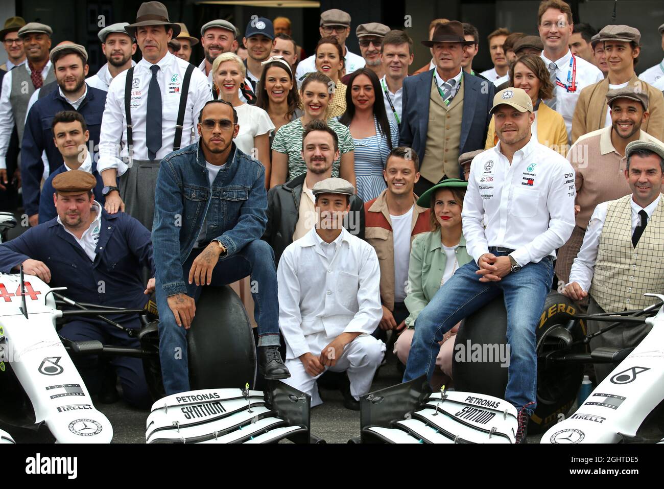 Lewis Hamilton (GBR) Mercedes AMG F1, Toto Wolff (GER) Mercedes AMG F1 Aktionär und Geschäftsführer; Valtteri Bottas (FIN) Mercedes AMG F1 und das Team tragen Vintage-Kleidung, um 125 Jahre Motorsport zu feiern. 28.07.2019. Formel 1 Weltmeisterschaft, Rd 11, Großer Preis Von Deutschland, Hockenheim, Deutschland, Wettkampftag. Bildnachweis sollte lauten: XPB/Press Association Images. Stockfoto