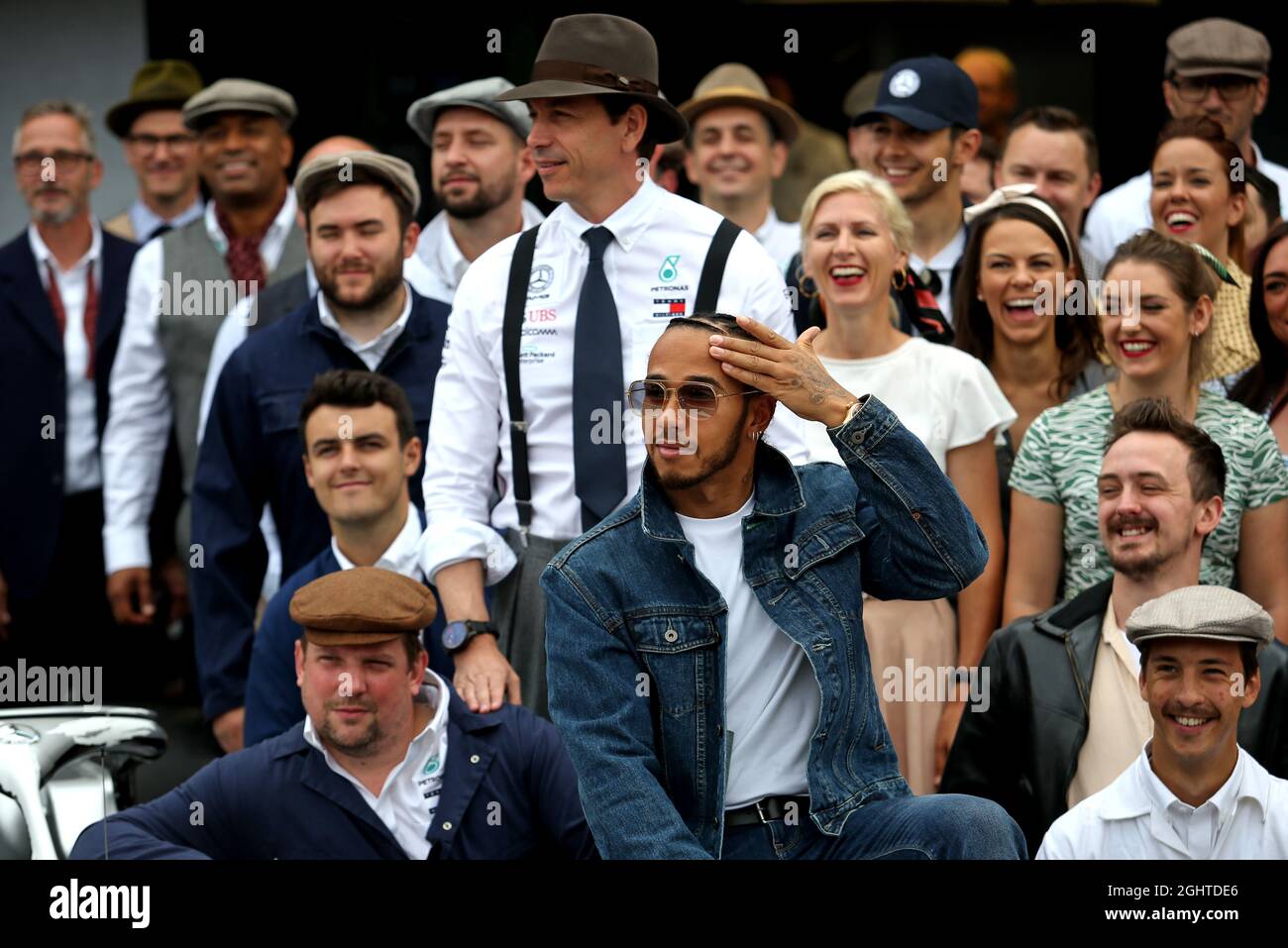 Lewis Hamilton (GBR) Mercedes AMG F1, Toto Wolff (GER) Mercedes AMG F1 Aktionär und Geschäftsführer, und das Team tragen Vintage-Kleidung, um 125 Jahre Motorsport zu feiern. 28.07.2019. Formel 1 Weltmeisterschaft, Rd 11, Großer Preis Von Deutschland, Hockenheim, Deutschland, Wettkampftag. Bildnachweis sollte lauten: XPB/Press Association Images. Stockfoto