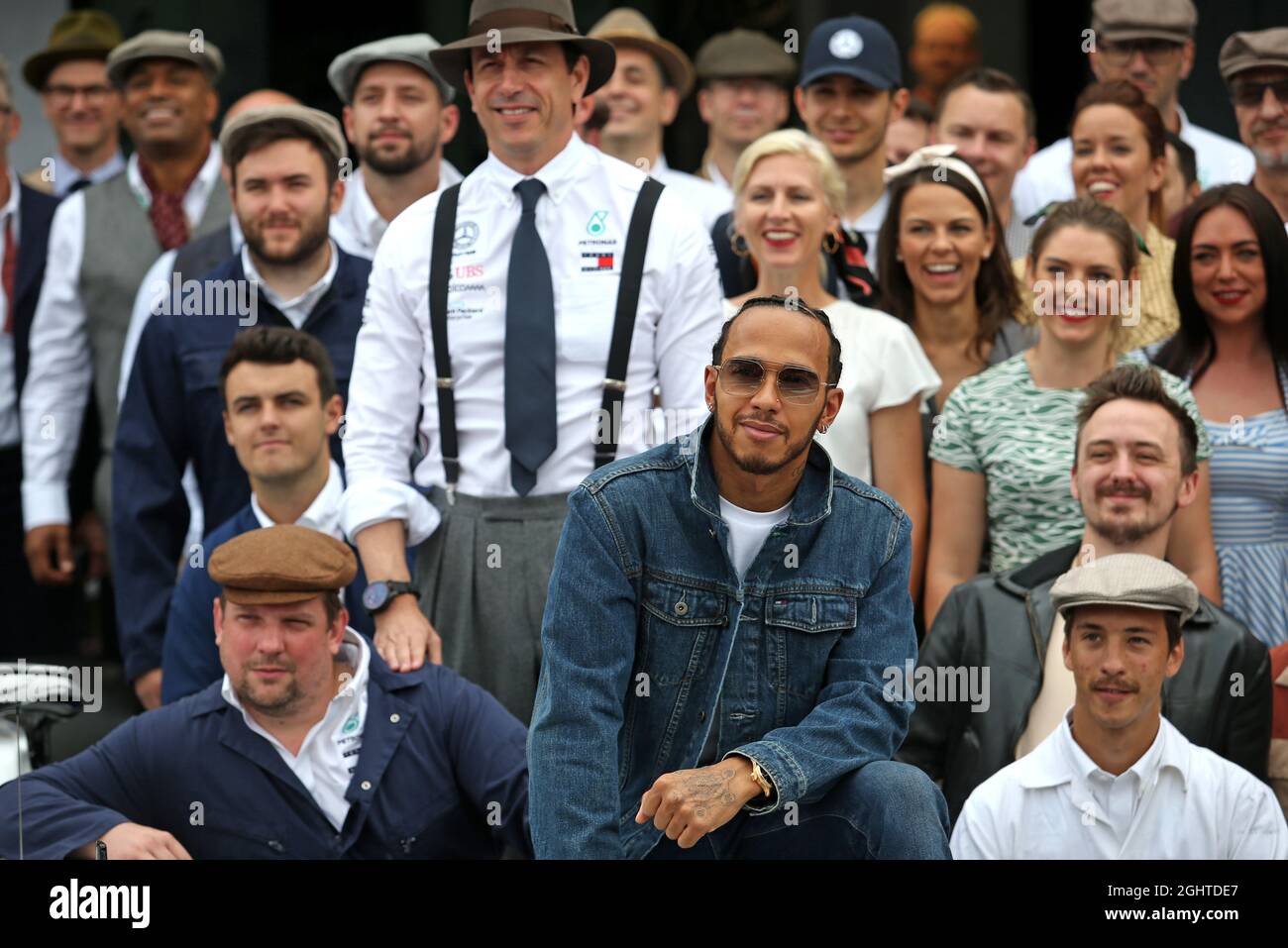 Lewis Hamilton (GBR) Mercedes AMG F1, Toto Wolff (GER) Mercedes AMG F1 Aktionär und Geschäftsführer, und das Team tragen Vintage-Kleidung, um 125 Jahre Motorsport zu feiern. 28.07.2019. Formel 1 Weltmeisterschaft, Rd 11, Großer Preis Von Deutschland, Hockenheim, Deutschland, Wettkampftag. Bildnachweis sollte lauten: XPB/Press Association Images. Stockfoto
