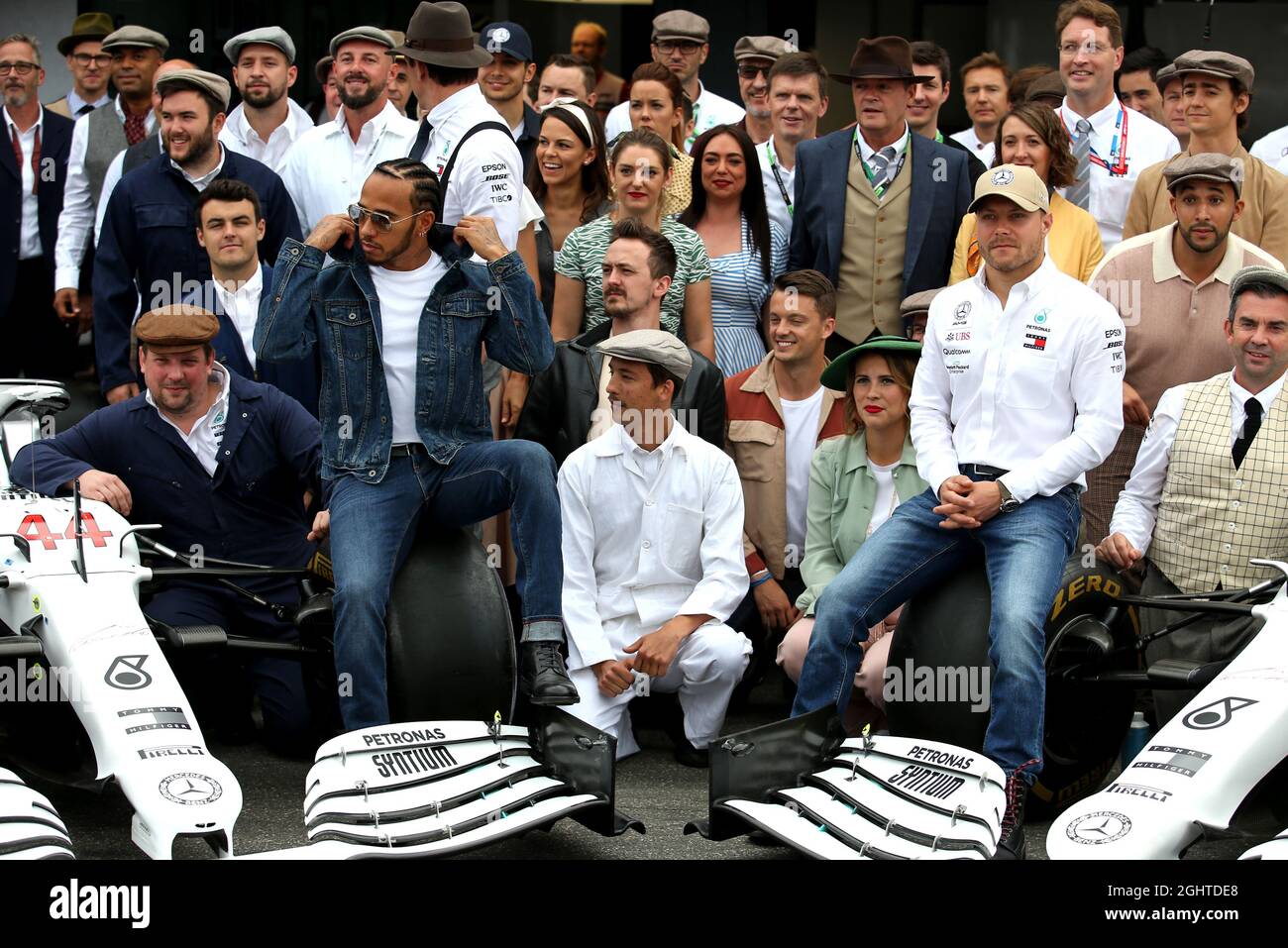 Lewis Hamilton (GBR) Mercedes AMG F1, Toto Wolff (GER) Mercedes AMG F1 Aktionär und Geschäftsführer; Valtteri Bottas (FIN) Mercedes AMG F1 und das Team tragen Vintage-Kleidung, um 125 Jahre Motorsport zu feiern. 28.07.2019. Formel 1 Weltmeisterschaft, Rd 11, Großer Preis Von Deutschland, Hockenheim, Deutschland, Wettkampftag. Bildnachweis sollte lauten: XPB/Press Association Images. Stockfoto