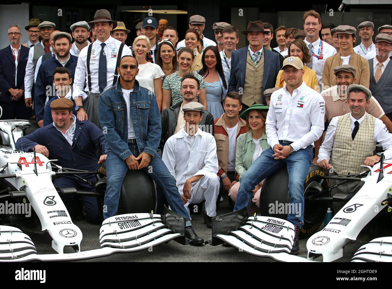 Lewis Hamilton (GBR) Mercedes AMG F1, Toto Wolff (GER) Mercedes AMG F1 Aktionär und Geschäftsführer; Valtteri Bottas (FIN) Mercedes AMG F1 und das Team tragen Vintage-Kleidung, um 125 Jahre Motorsport zu feiern. 28.07.2019. Formel 1 Weltmeisterschaft, Rd 11, Großer Preis Von Deutschland, Hockenheim, Deutschland, Wettkampftag. Bildnachweis sollte lauten: XPB/Press Association Images. Stockfoto