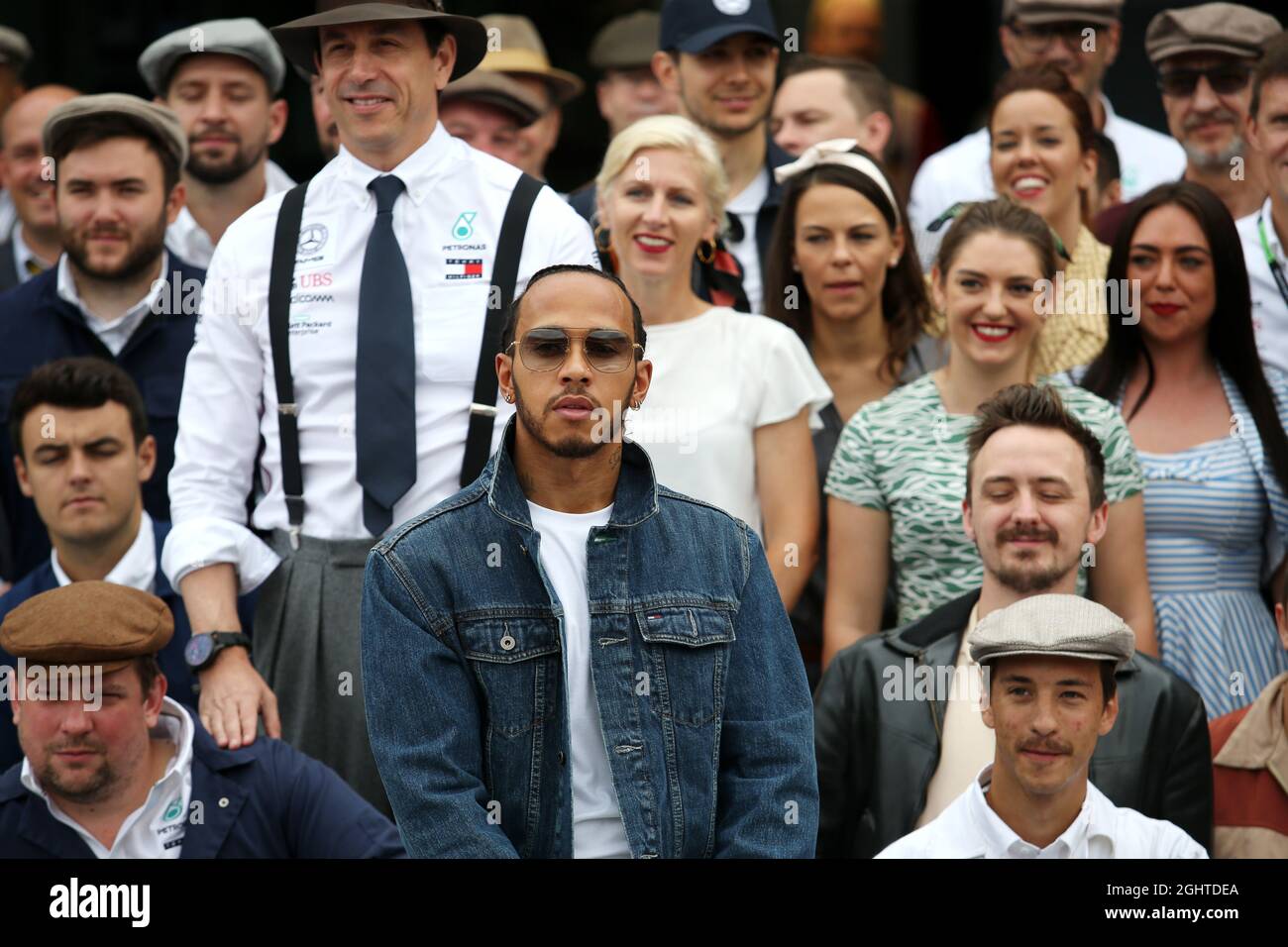 Lewis Hamilton (GBR) Mercedes AMG F1, Toto Wolff (GER) Mercedes AMG F1 Aktionär und Geschäftsführer, und das Team tragen Vintage-Kleidung, um 125 Jahre Motorsport zu feiern. 28.07.2019. Formel 1 Weltmeisterschaft, Rd 11, Großer Preis Von Deutschland, Hockenheim, Deutschland, Wettkampftag. Bildnachweis sollte lauten: XPB/Press Association Images. Stockfoto