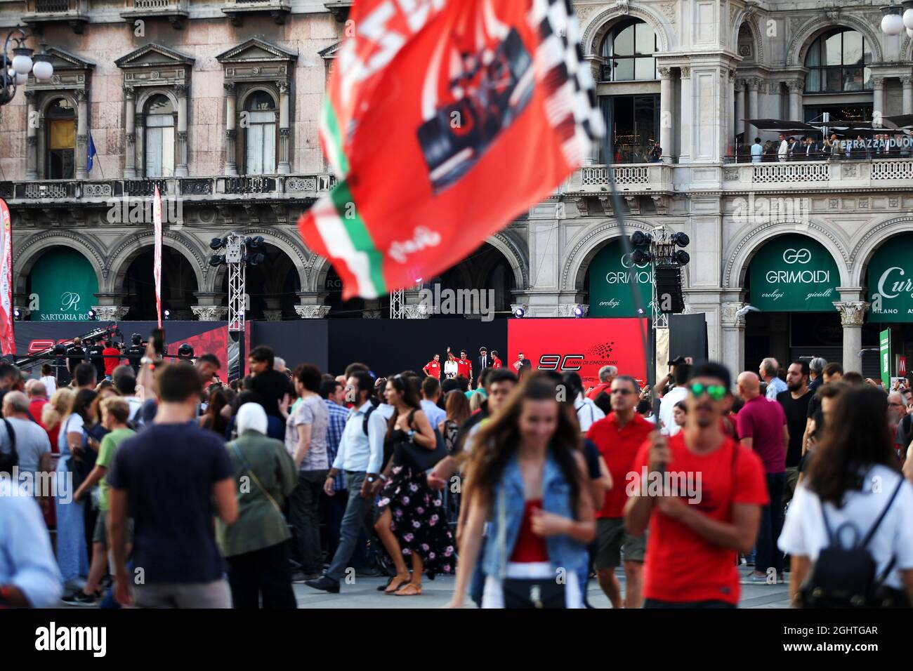 Sebastian Vettel (GER) Ferrari, Mattia Binotto (ITA) Ferrari Teamchef und Charles Leclerc (MON) Ferrari bei einer Straßenfeier für 90 Jahre GP und Ferrari in Italien. 05.09.2019. Formel 1 Weltmeisterschaft, Rd 14, Großer Preis Von Italien, Monza, Italien, Tag Der Vorbereitung. Bildnachweis sollte lauten: XPB/Press Association Images. Stockfoto