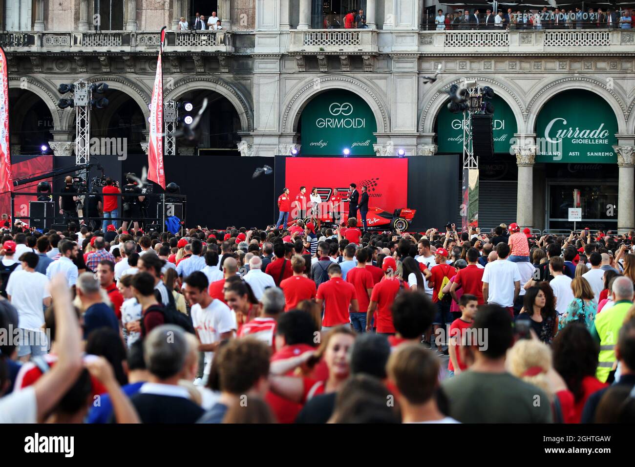 Sebastian Vettel (GER) Ferrari, Mattia Binotto (ITA) Ferrari Teamchef und Charles Leclerc (MON) Ferrari bei einer Straßenfeier für 90 Jahre GP und Ferrari in Italien. 05.09.2019. Formel 1 Weltmeisterschaft, Rd 14, Großer Preis Von Italien, Monza, Italien, Tag Der Vorbereitung. Bildnachweis sollte lauten: XPB/Press Association Images. Stockfoto