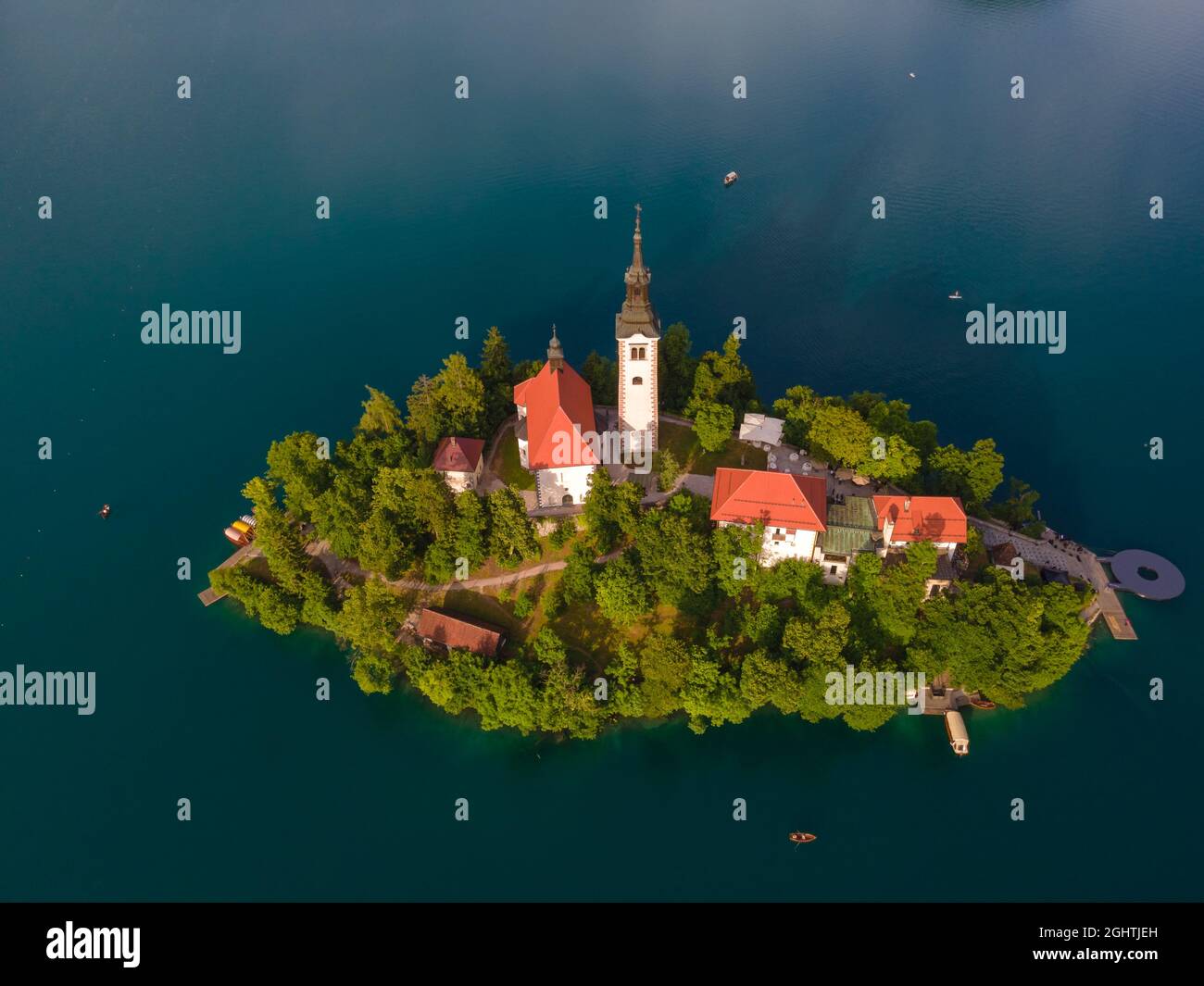 Luftaufnahme der schönen Wallfahrtskirche Mariä Himmelfahrt auf einer kleinen Insel am Bleder See, Slowenien. Drohne geschossen Stockfoto