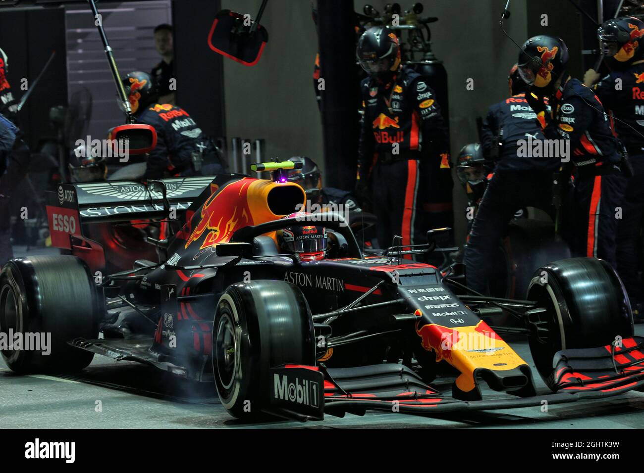 Alexander Albon (THA) Boxenstopp bei Red Bull Racing. 22.09.2019. Formel-1-Weltmeisterschaft, Rd 15, Großer Preis Von Singapur, Marina Bay Street Circuit, Singapur, Renntag. - www.xpbimages.com, E-Mail: requests@xpbimages.com - Kopie der Veröffentlichung für gedruckte Bilder erforderlich. Jedes verwendete Bild ist gebührenpflichtig. © Copyright: Batchelor / XPB Images 22.09.2019. Formel-1-Weltmeisterschaft, Rd 15, Großer Preis Von Singapur, Marina Bay Street Circuit, Singapur, Renntag. Bildnachweis sollte lauten: XPB/Press Association Images. Stockfoto