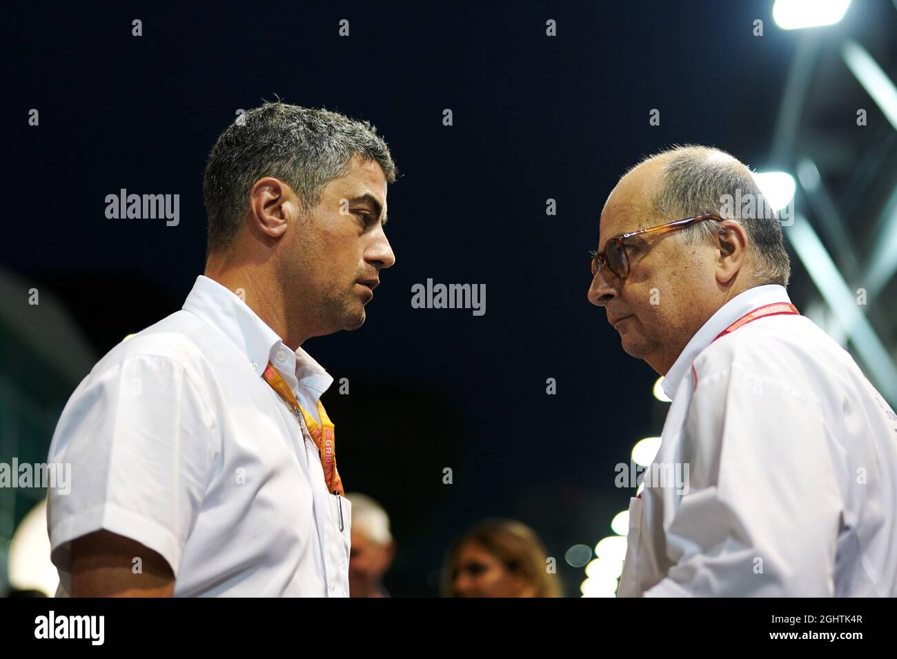 (L bis R): Michael Masi (AUS) FIA Race Director mit Luca Colajanni (ITA) Formel 1 Senior Communications Officer. 22.09.2019. Formel-1-Weltmeisterschaft, Rd 15, Großer Preis Von Singapur, Marina Bay Street Circuit, Singapur, Renntag. Bildnachweis sollte lauten: XPB/Press Association Images. Stockfoto