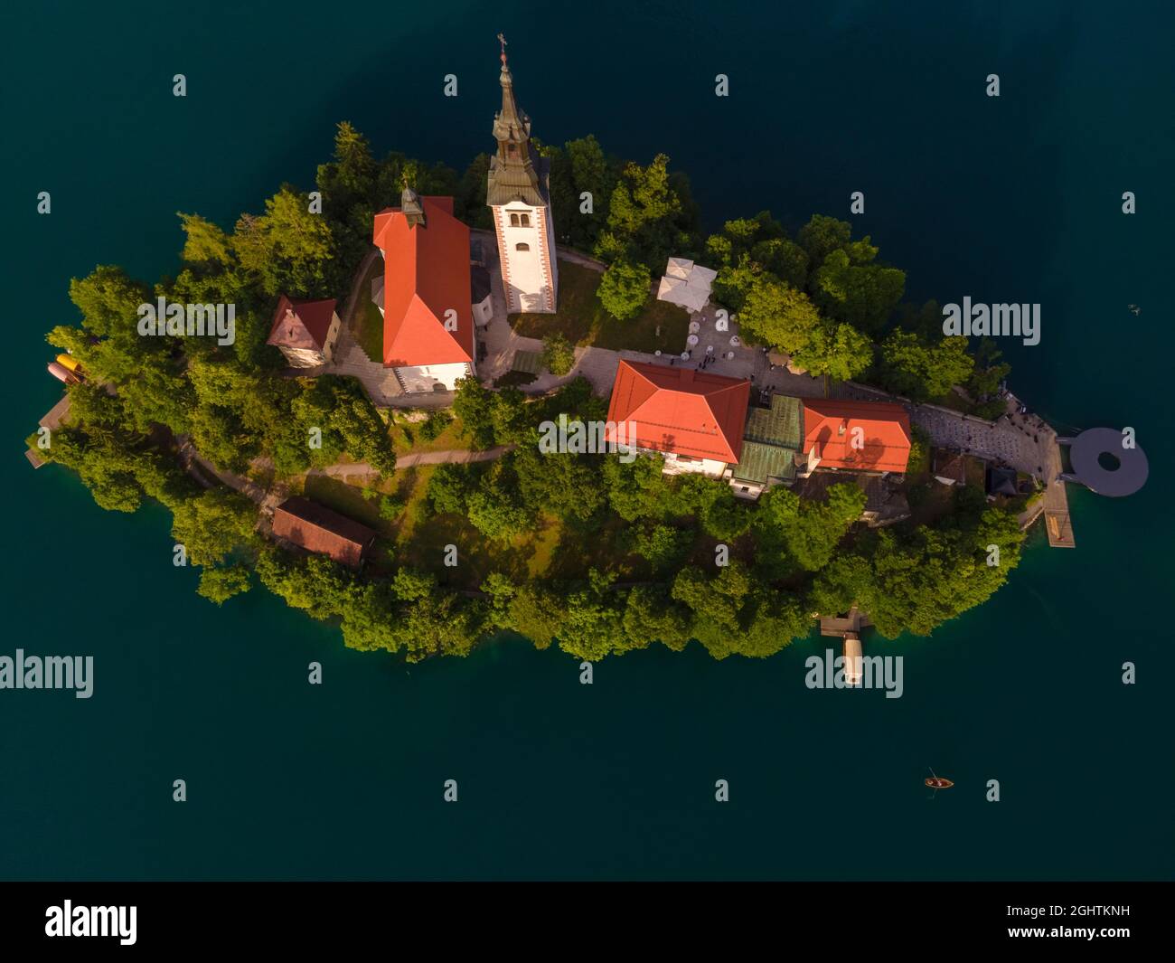 Kirche Mariä Himmelfahrt auf dem Bleder See, Slowenien. Drohne geschossen. Beliebtes Reiseziel Stockfoto