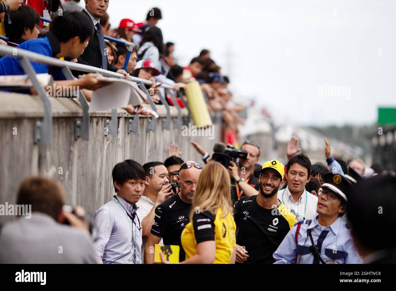 Daniel Ricciardo (AUS) Renault F1 Team mit Fans. 10.10.2019. Formel 1 Weltmeisterschaft, Rd 17, Großer Preis Von Japan, Suzuka, Japan, Tag Der Vorbereitung. Bildnachweis sollte lauten: XPB/Press Association Images. Stockfoto