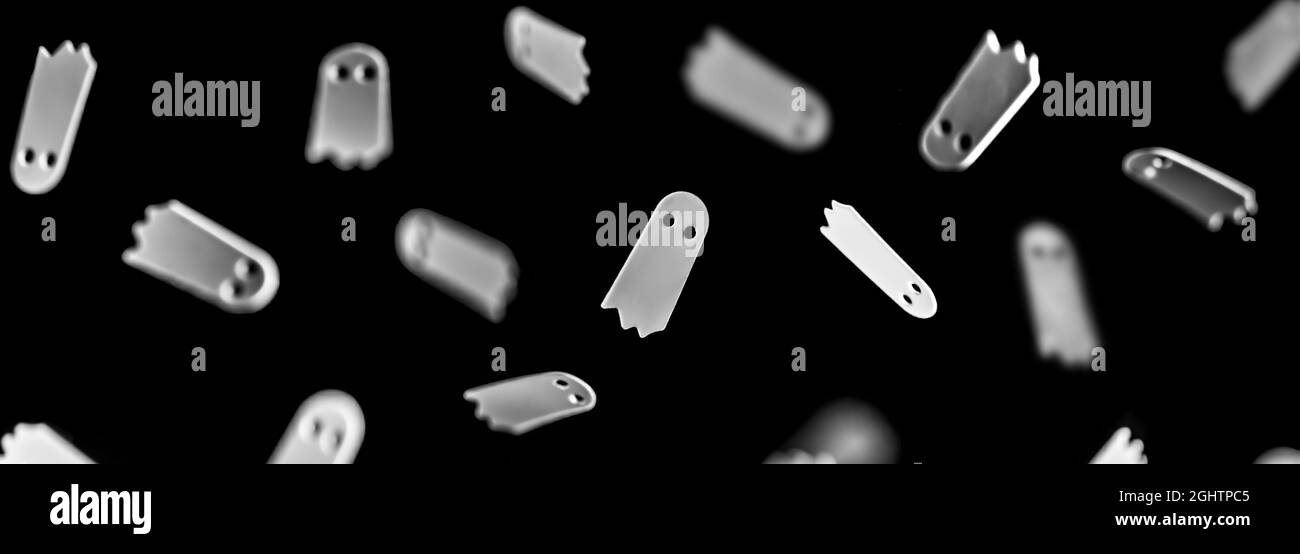 Banner Halloween. Weiße Geister fliegen auf schwarzem Hintergrund Stockfoto