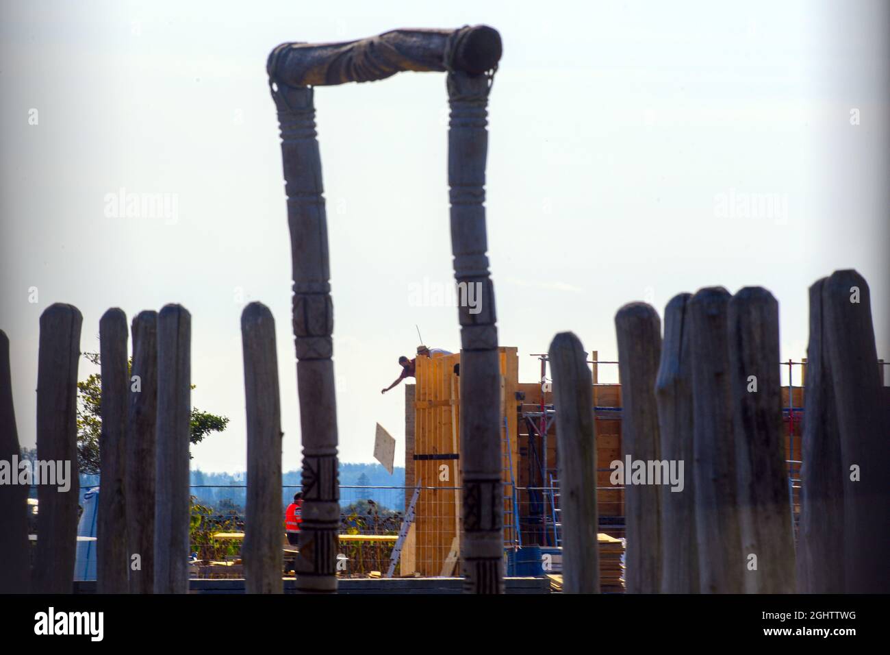 07. September 2021, Sachsen-Anhalt, Pömmelte: Unweit des Ringschreins entfernen Arbeiter die Holztäfelungen des dort errichteten Besucherzentrums. Der Rohbau ist nach acht Wochen fertig gestellt und ist der erste Neubau mit tragenden Lehmwänden in Mitteldeutschland. Die Gebäude aus der Stein- und Bronzezeit am Ringschrein wurden vor 4000 Jahren aus Ton und Holz erbaut. Foto: Klaus-Dietmar Gabbert/dpa-Zentralbild/ZB Stockfoto