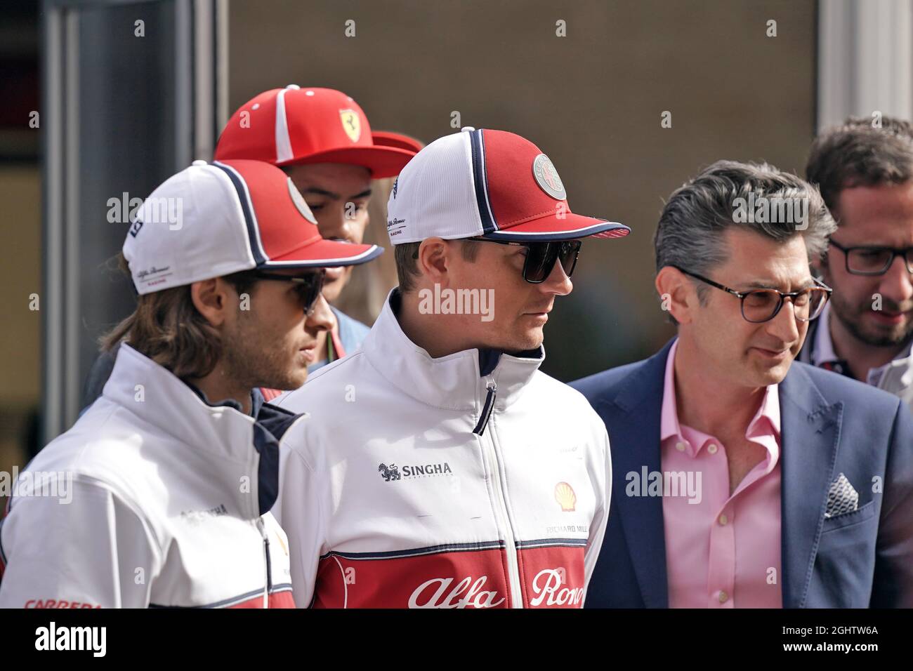 (L bis R): Antonio Giovinazzi (ITA) Alfa Romeo Racing C38 Pamela Anderson (USA) Schauspielerin Kimi Räikkönen (FIN) Alfa Romeo Racing. 03.11.2019. Formel-1-Weltmeisterschaft, Rd 19, großer Preis der Vereinigten Staaten, Austin, Texas, USA, Wettkampftag. Bildnachweis sollte lauten: XPB/Press Association Images. Stockfoto