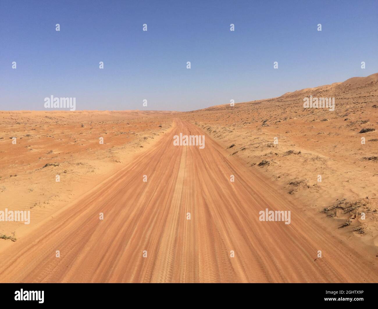 Gerade Straße durch die Wüste, Oman Stockfoto