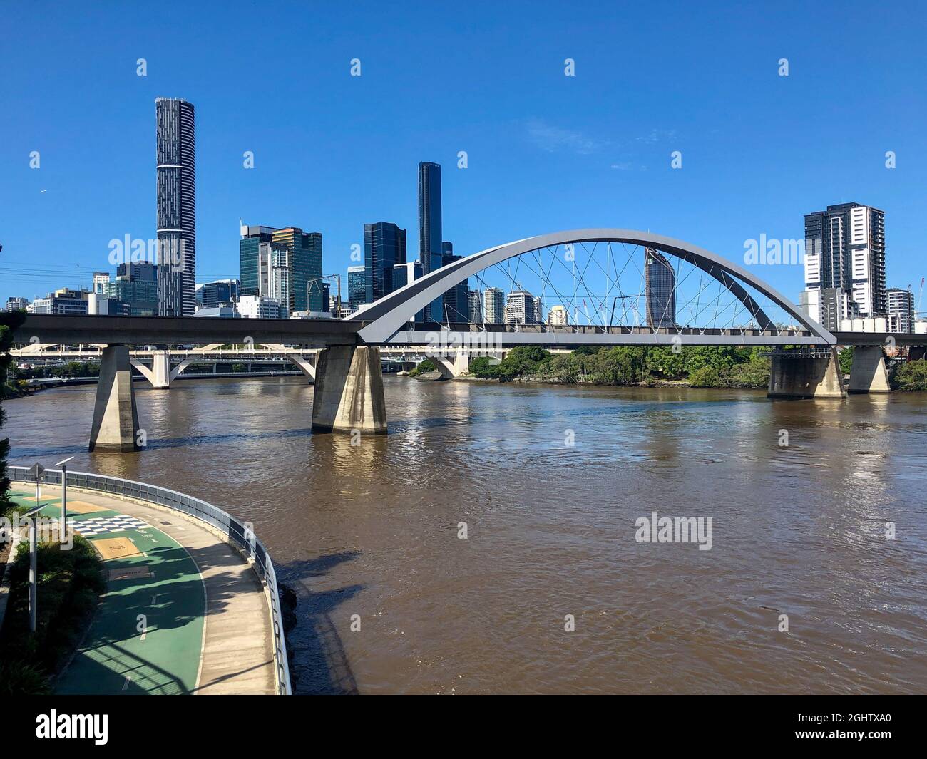 Brisbane River, Eisenbahnbrücke, Bicentennial Bikeway und Skyline, Queensland, Australien Stockfoto