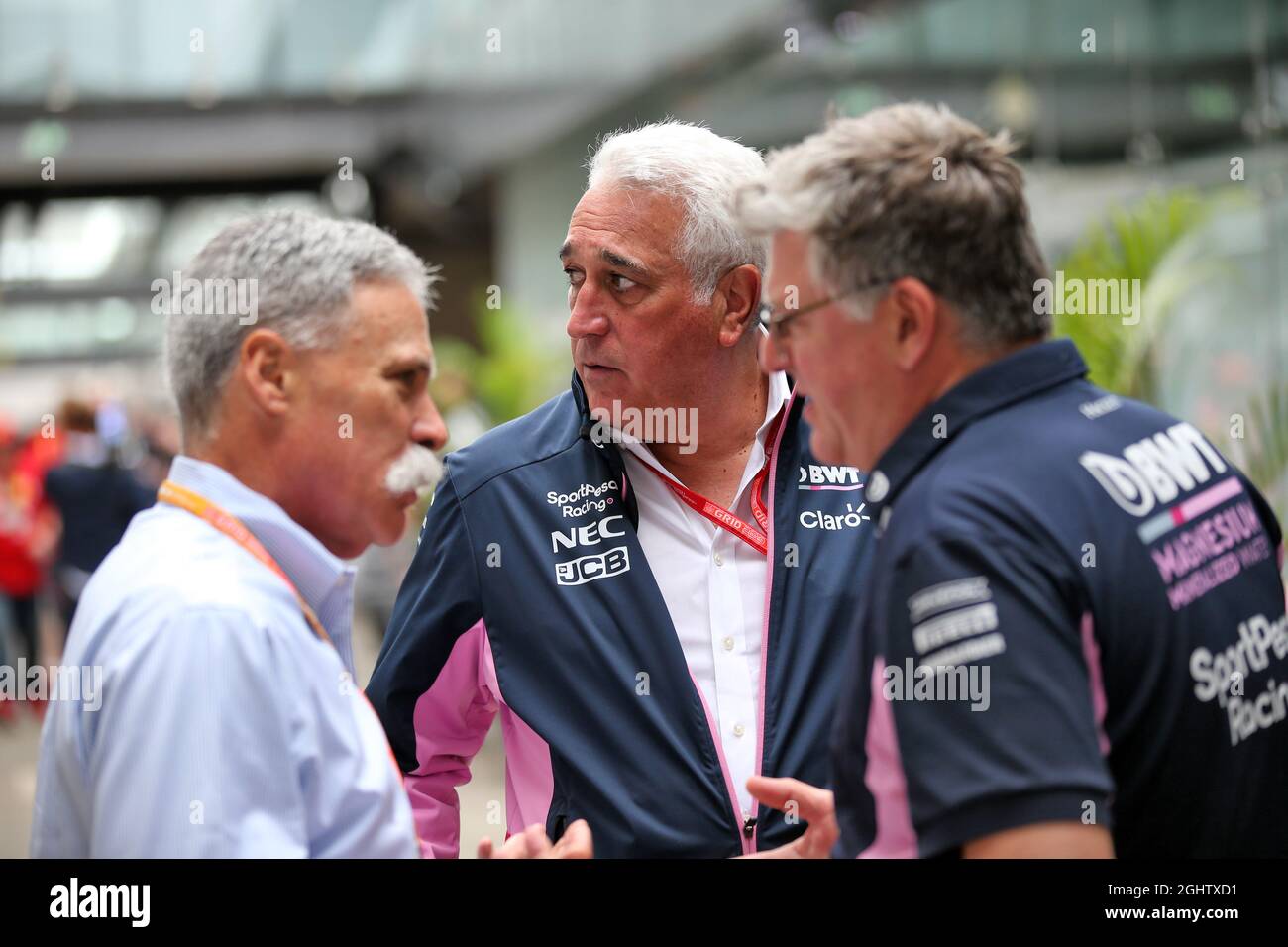 (L bis R): Chase Carey (USA), Vorsitzender der Formel-1-Gruppe, mit Lawrence Stroll (CDN) Racing Point F1 Team Investor und Otmar Szafnauer (USA) Racing Point F1 Team Principal and CEO. 16.11.2019. Formel-1-Weltmeisterschaft, Rd 20, Großer Preis Von Brasilien, Sao Paulo, Brasilien, Qualifizierender Tag. Bildnachweis sollte lauten: XPB/Press Association Images. Stockfoto