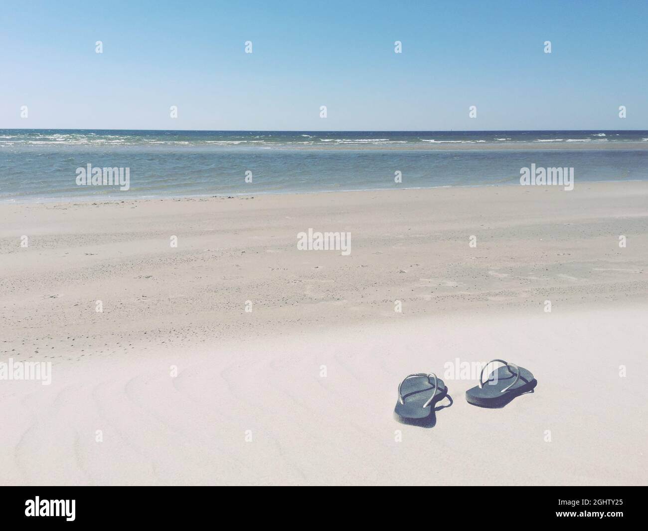 Flip Flops an einem leeren Strand am Ufer, Fanoe, Jütland, Dänemark Stockfoto