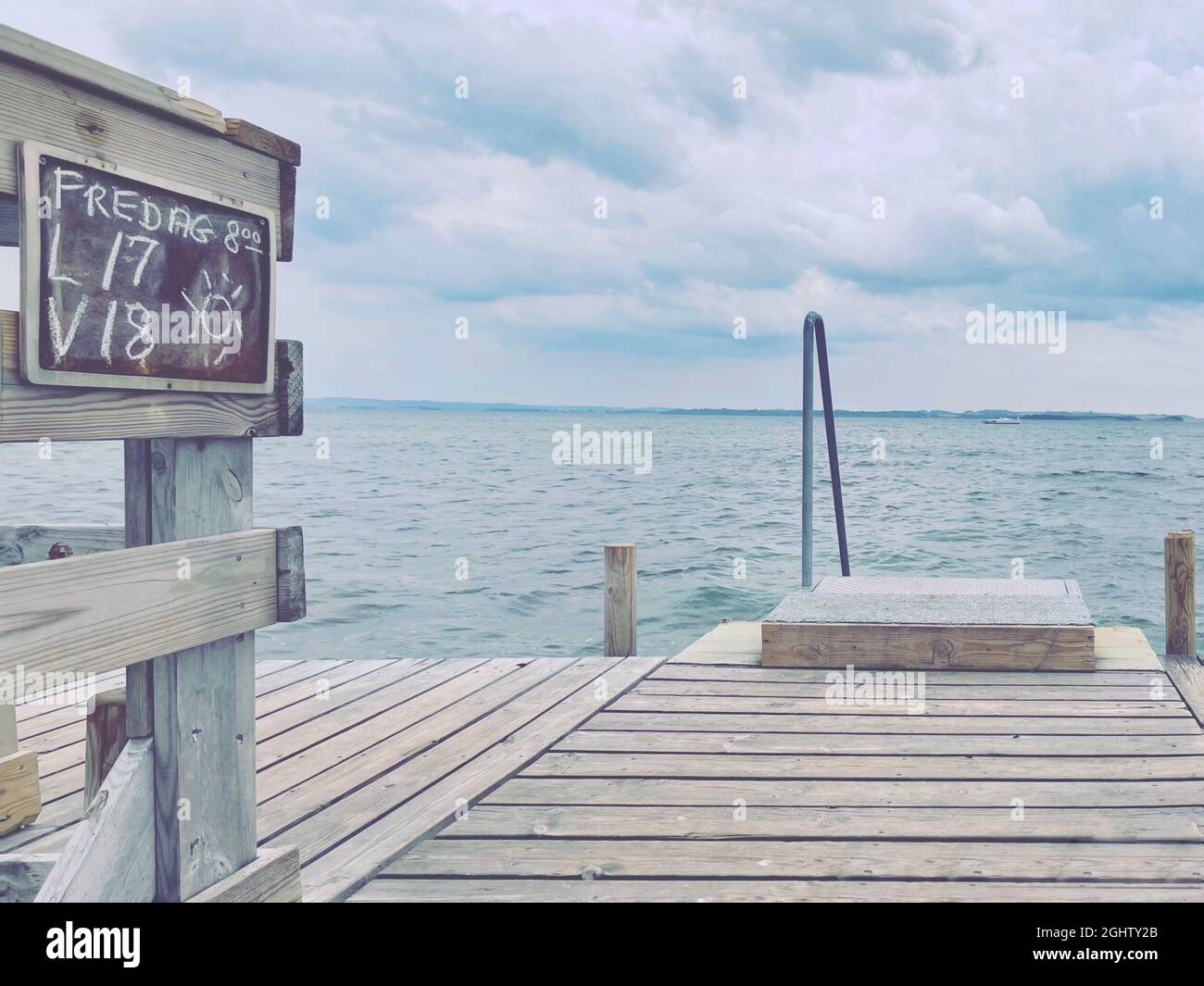 Badesteg mit täglichen Luft- und Wassertemperaturwerten auf einer Tafel, Egaa, Jütland, Dänemark Stockfoto