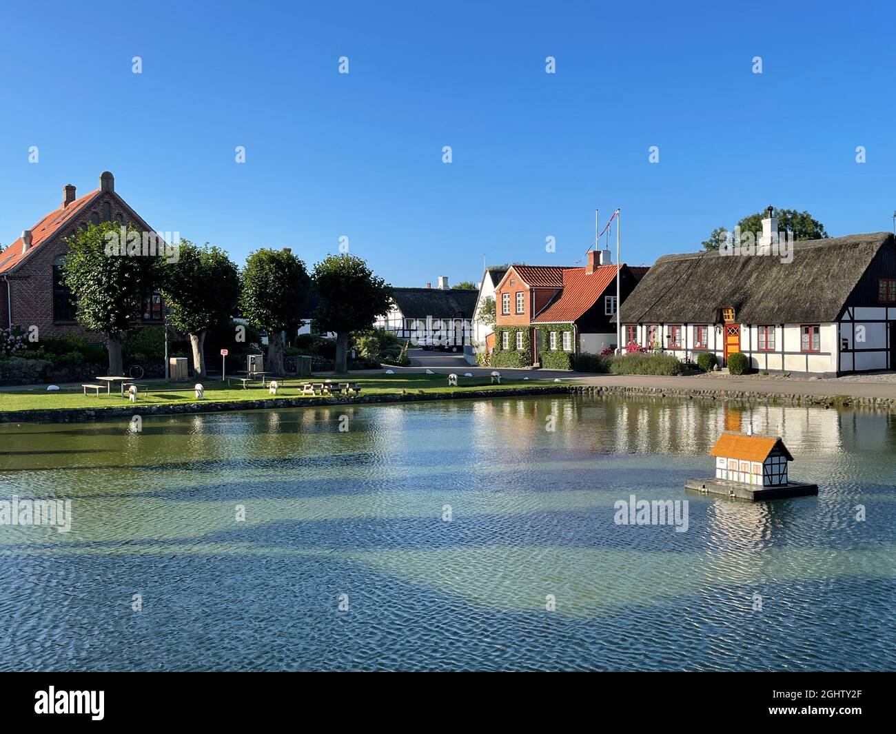 Entenhaus im Dorfteich, Nordby, Samsoe, Jütland, Dänemark Stockfoto