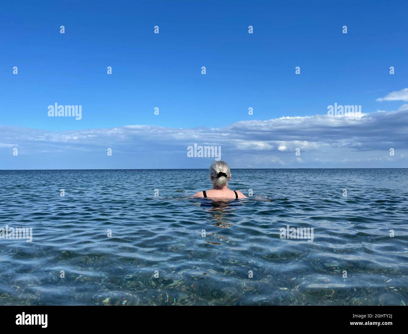 Rückansicht einer älteren Frau im Meer, Samsoe, Jütland, Dänemark Stockfoto