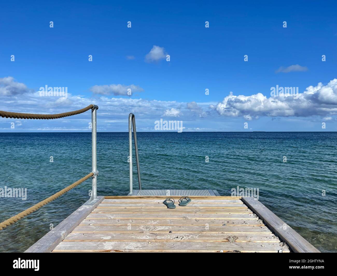 Flip Flops am Ende eines Badepiers am Meer, Nordby, Samsoe, Jütland, Dänemark Stockfoto