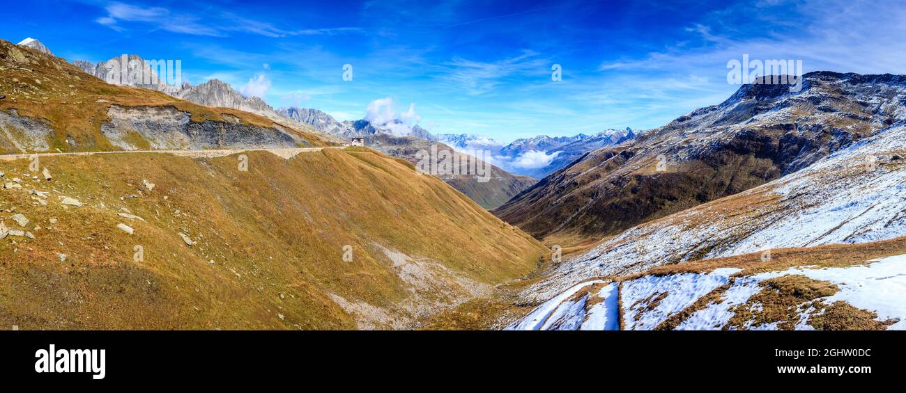 Panoramablick auf schneebedeckte Alpengipfel in der Schweiz Stockfoto