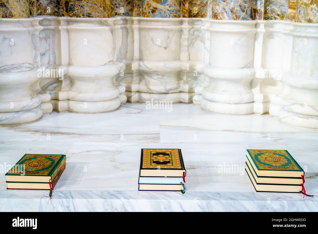 Heilige Koran Bücher in einer Nische an einer Moschee Stockfoto