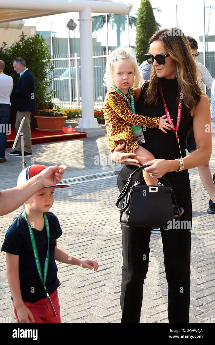 Minttu Räikkönen (FIN) mit ihren Kindern Rianna und Robin. 30.11.2019. Formel-1-Weltmeisterschaft, Rd 21, Großer Preis Von Abu Dhabi, Yas Marina Circuit, Abu Dhabi, Qualifying Day. Bildnachweis sollte lauten: XPB/Press Association Images. Stockfoto