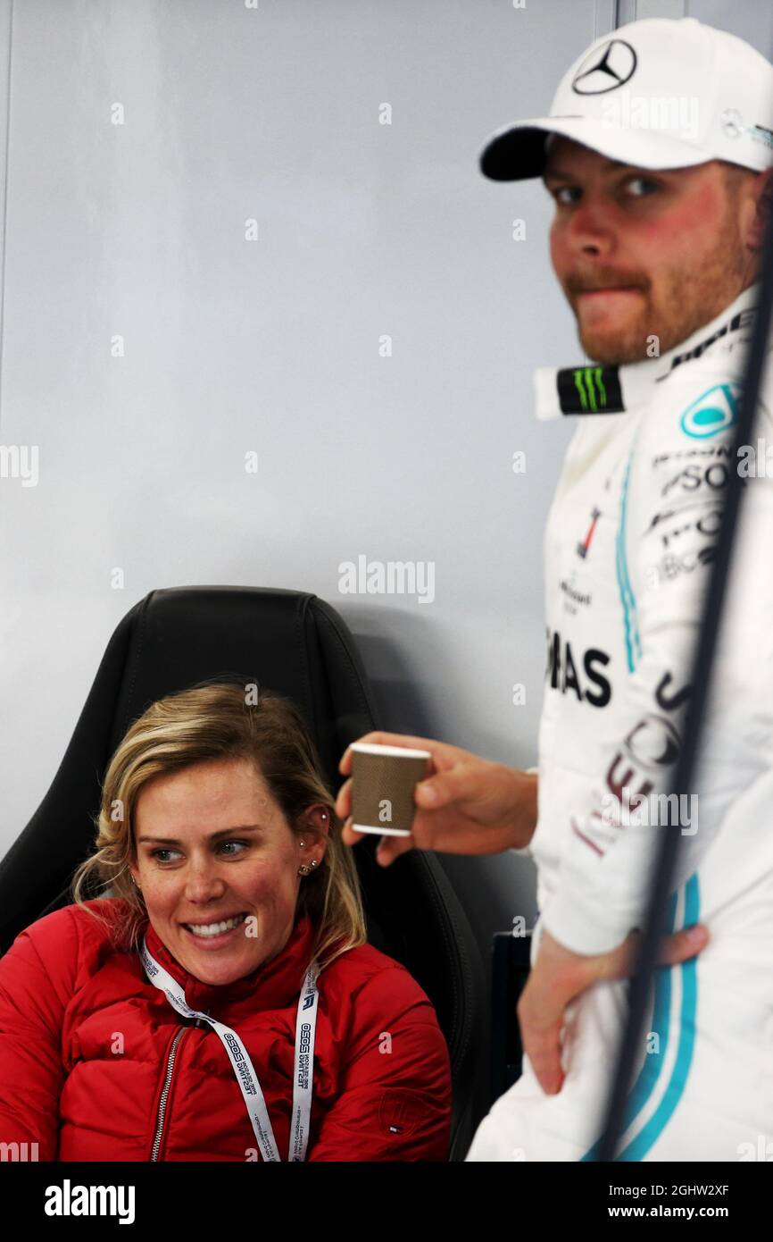 Valtteri Bottas (FIN) Mercedes AMG F1 mit seiner Freundin Tiffany Cromwell (AUS) Profi-Radsportler. 27.02.2020. Formel-1-Test, Tag Zwei, Barcelona, Spanien. Donnerstag. Bildnachweis sollte lauten: XPB/Press Association Images. Stockfoto