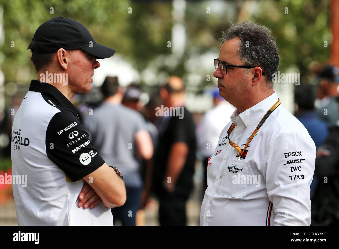(L bis R): Alan permanente (GBR) Renault F1 Team Track Side Operations Director mit Ron Meadows (GBR) Mercedes GP Team Manager. 13.03.2020. Formel-1-Weltmeisterschaft, Rd 1, Großer Preis Von Australien, Albert Park, Melbourne, Australien, Übungstag. Bildnachweis sollte lauten: XPB/Press Association Images. Stockfoto