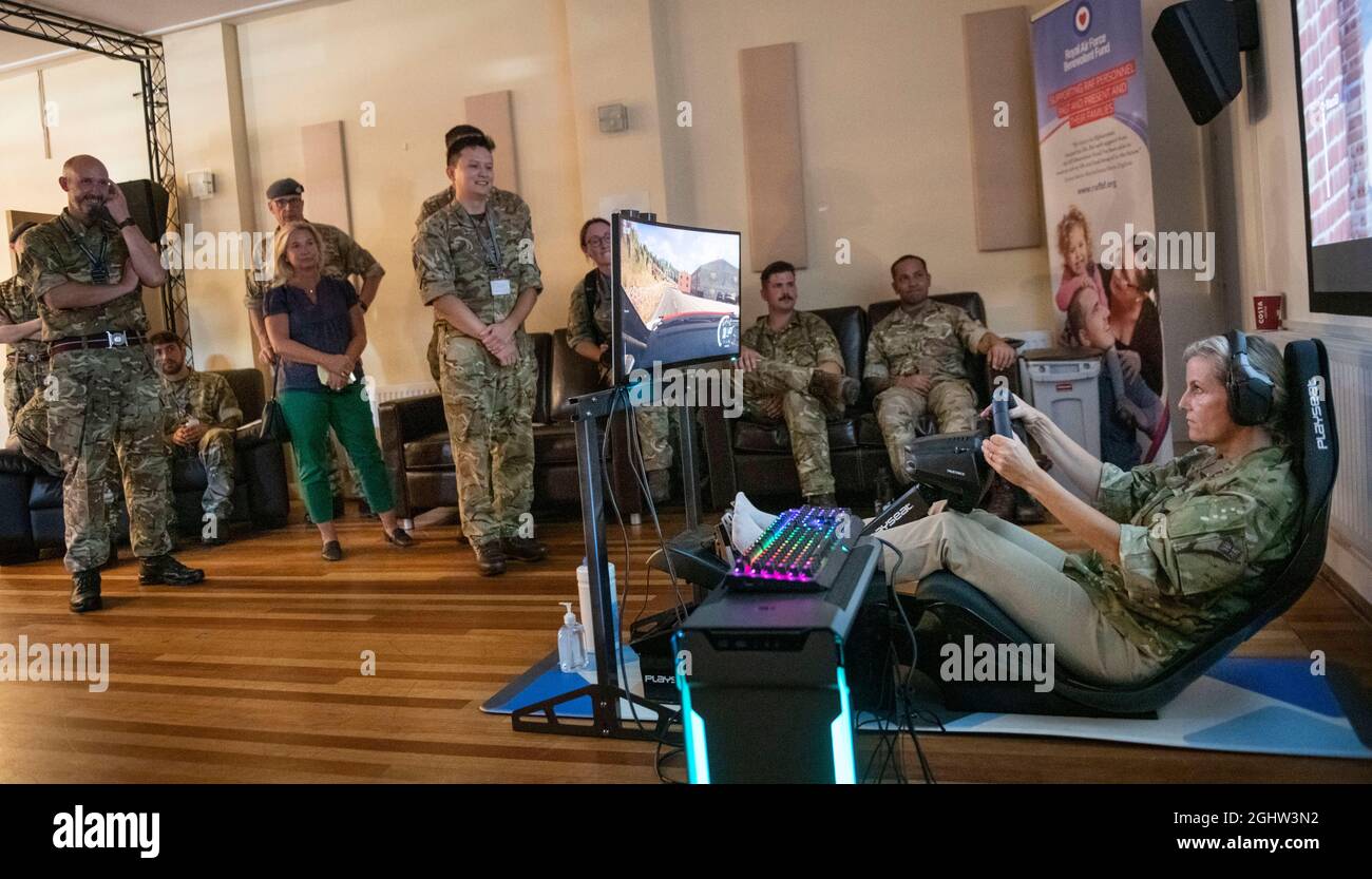 Die Gräfin von Wessex (rechts) spielt ein Rennspiel namens Dirt 2, das Teil der E-Gaming Challenge ist, während ihres Besuchs bei RAF Wittering, Peterborough, wo sie den Gräfin von Wessex Cup besuchte, Ein jährlicher Wettbewerb, bei dem ihre Regimenter und militärischen Organisationen in einer Reihe von Herausforderungen gegeneinander antreten. Bilddatum: Dienstag, 7. September 2021. Stockfoto