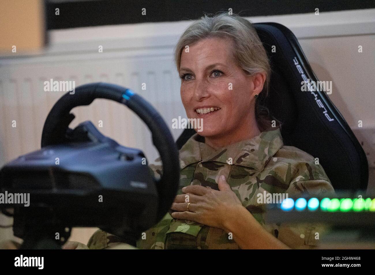 Die Gräfin von Wessex spielt ein Rennspiel namens Dirt 2, das Teil der E-Gaming Challenge ist, während ihres Besuchs bei RAF Wittering, Peterborough, wo sie den Gräfin von Wessex Cup besuchte, Ein jährlicher Wettbewerb, bei dem ihre Regimenter und militärischen Organisationen in einer Reihe von Herausforderungen gegeneinander antreten. Bilddatum: Dienstag, 7. September 2021. Stockfoto