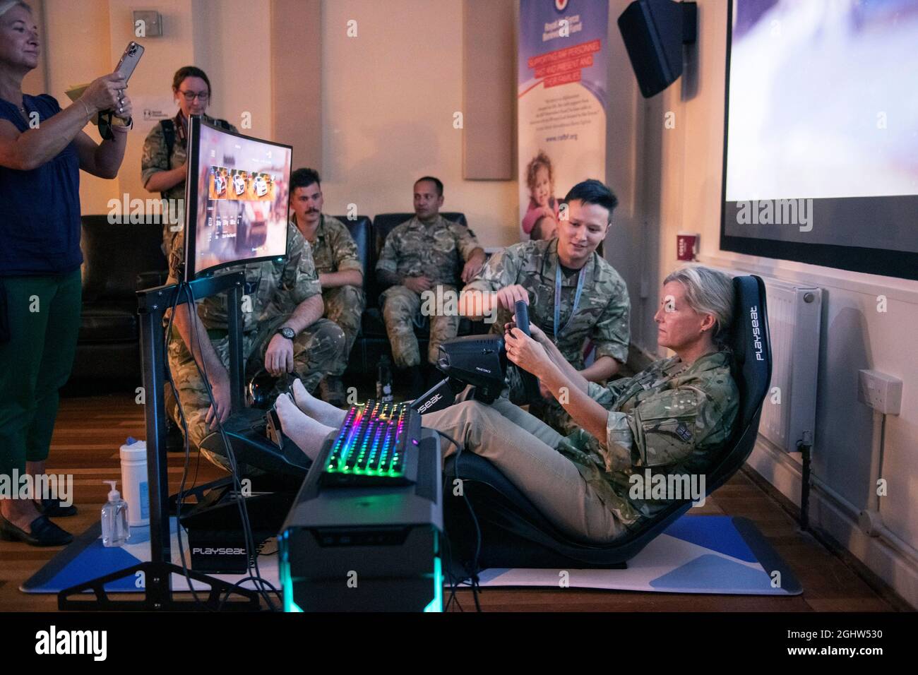 Die Gräfin von Wessex (rechts) spielt ein Rennspiel namens Dirt 2, das Teil der E-Gaming Challenge ist, während ihres Besuchs bei RAF Wittering, Peterborough, wo sie den Gräfin von Wessex Cup besuchte, Ein jährlicher Wettbewerb, bei dem ihre Regimenter und militärischen Organisationen in einer Reihe von Herausforderungen gegeneinander antreten. Bilddatum: Dienstag, 7. September 2021. Stockfoto