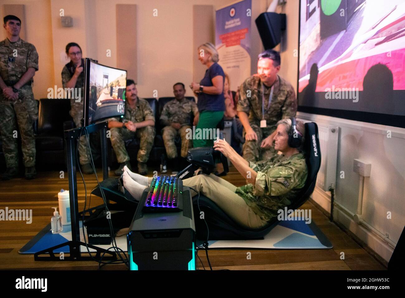Die Gräfin von Wessex (rechts) spielt ein Rennspiel namens Dirt 2, das Teil der E-Gaming Challenge ist, während ihres Besuchs bei RAF Wittering, Peterborough, wo sie den Gräfin von Wessex Cup besuchte, Ein jährlicher Wettbewerb, bei dem ihre Regimenter und militärischen Organisationen in einer Reihe von Herausforderungen gegeneinander antreten. Bilddatum: Dienstag, 7. September 2021. Stockfoto