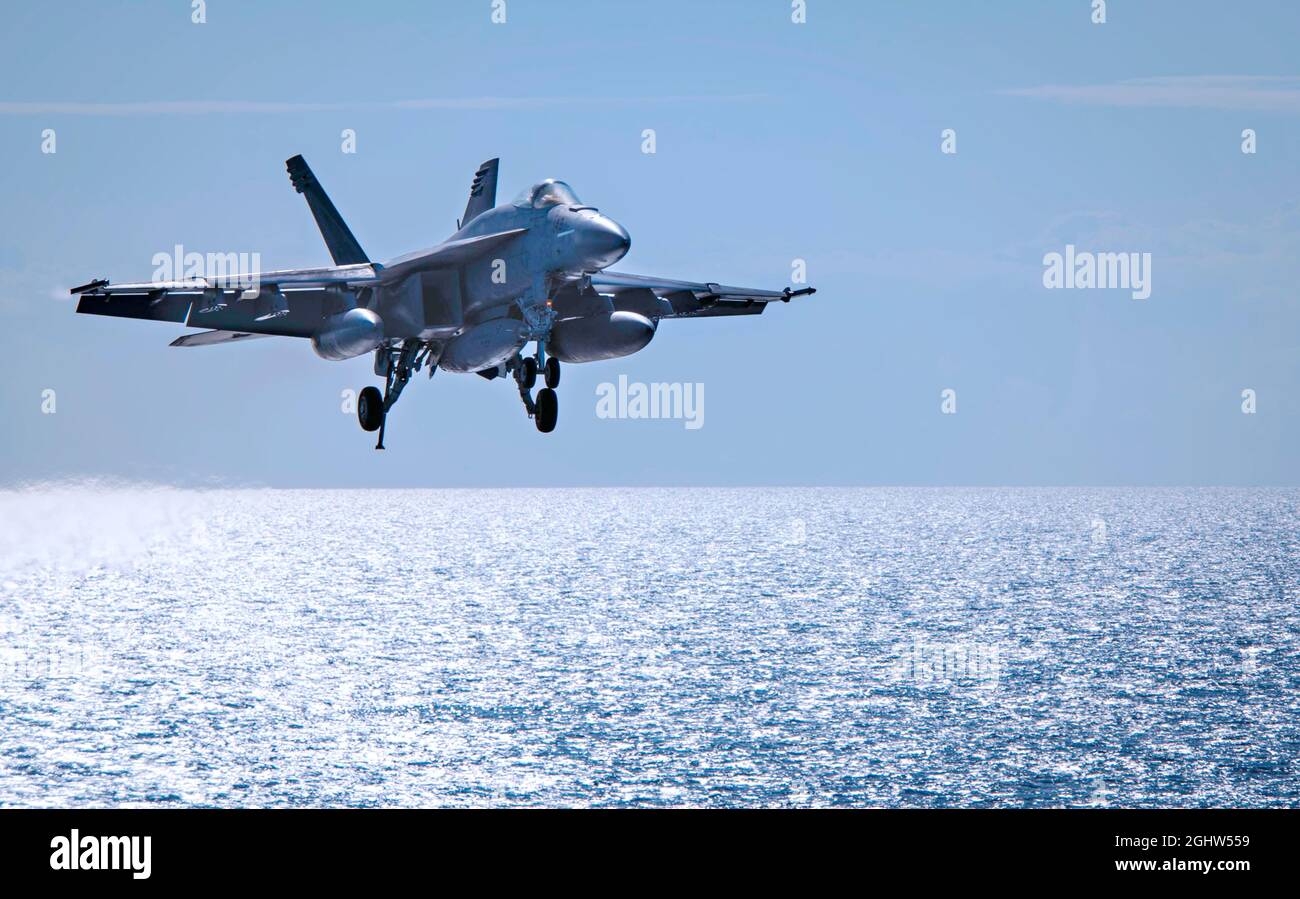 USS George Bush, Vereinigte Staaten. September 2021. Ein US Navy F/A-18E Super Hornet Kampfflugzeug, das dem Pukin Dogs of Strike Fighter Squadron 143 zugewiesen wurde, landet während der Flugdeck-Zertifizierung am 6. September 2021 im Atlantischen Ozean auf dem Flugdeck des Nimitz-Klasse Flugzeugträgers USS George H. W. Bush. Nach umfangreichen Wartungs- und Modernisierungsmaßnahmen ist der Super-Carrier erstmals seit 28 Monaten im Einsatz. Kredit: MC3 Bryan Valek/Planetpix/Alamy Live Nachrichten Gutschrift: Planetpix/Alamy Live Nachrichten Stockfoto