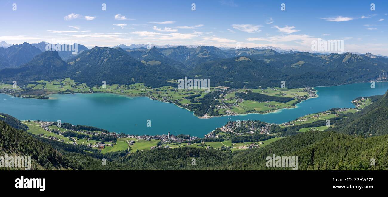 Luftaufnahme des Wolfgangsees und der Berglandschaft im Sommer, Salzkammergut, Salzburg, Österreich Stockfoto