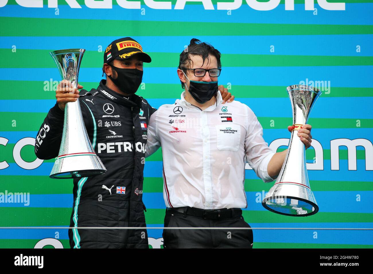 (L bis R): Rennsieger Lewis Hamilton (GBR) Mercedes AMG F1 feiert mit Peter Bonnington (GBR) Mercedes AMG F1 Race Engineer auf dem Podium. 19.07.2020. Formel 1 Weltmeisterschaft, Rd 3, Großer Preis Von Ungarn, Budapest, Ungarn, Wettkampftag. Bildnachweis sollte lauten: XPB/Press Association Images. Stockfoto