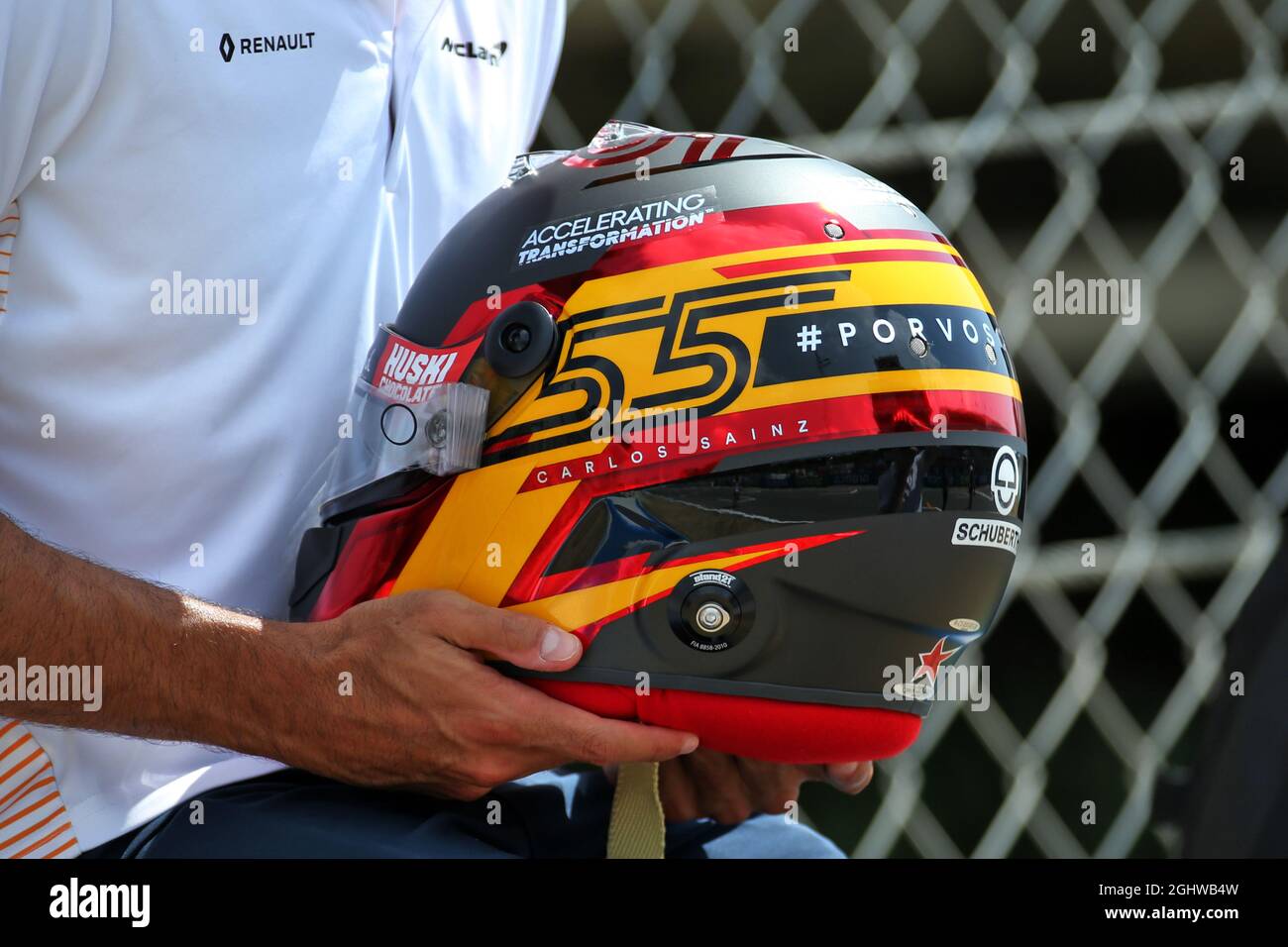 Carlos Sainz Jr (ESP) McLaren – spanischer GP-Helm. 13.08.2020. Formel 1 Weltmeisterschaft, Rd 6, Großer Preis Von Spanien, Barcelona, Spanien, Tag Der Vorbereitung. Bildnachweis sollte lauten: XPB/Press Association Images. Stockfoto