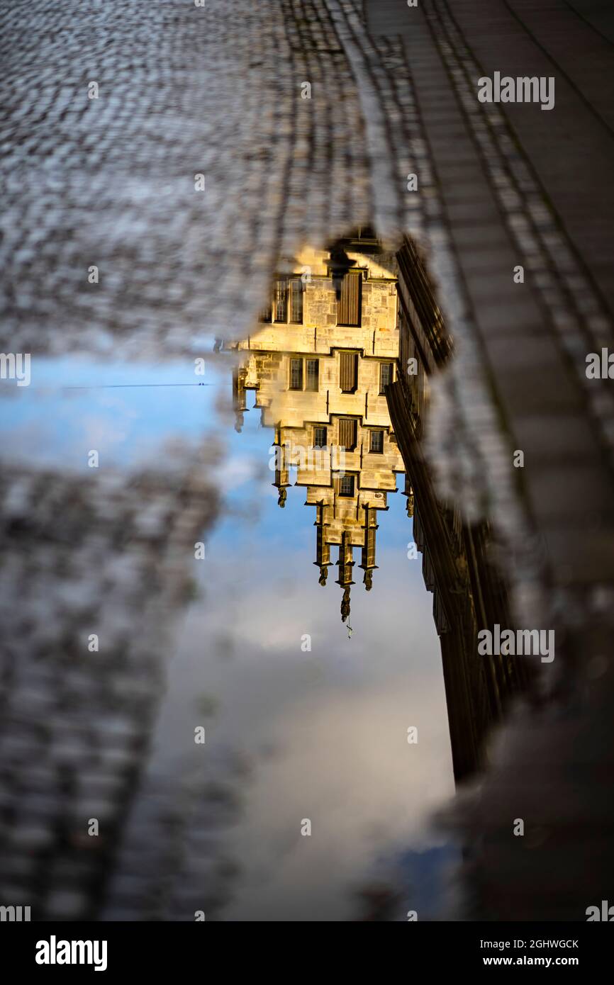Nach Regen in Bremen - Spiegelung eines Gebäudes in Pfütze Stockfoto