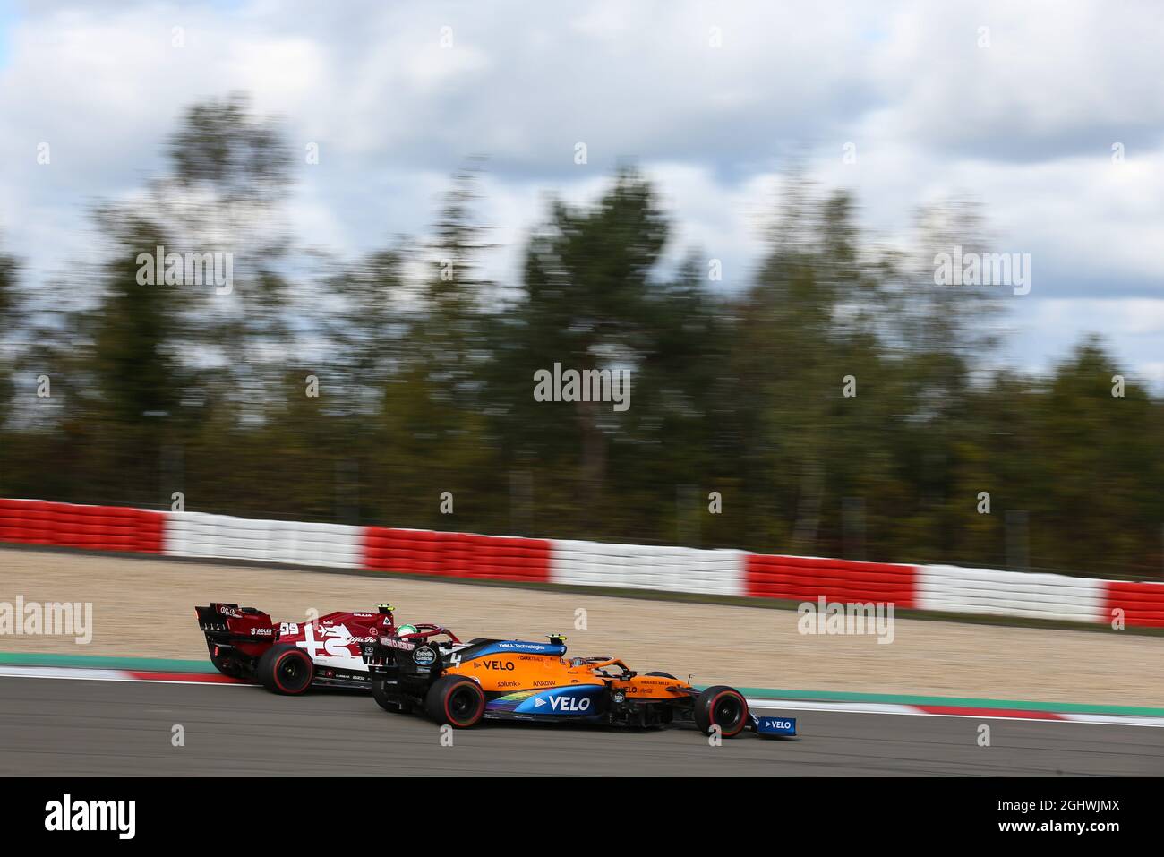 Lando Norris (GBR) McLaren MCL35 und Antonio Giovinazzi (ITA) Alfa Romeo Racing C39. 10.10.2020. Formel-1-Weltmeisterschaft, Rd 11, Großer Preis Der Eifel, Nurbugring, Deutschland, Qualifizierender Tag. Bildnachweis sollte lauten: XPB/Press Association Images. Stockfoto