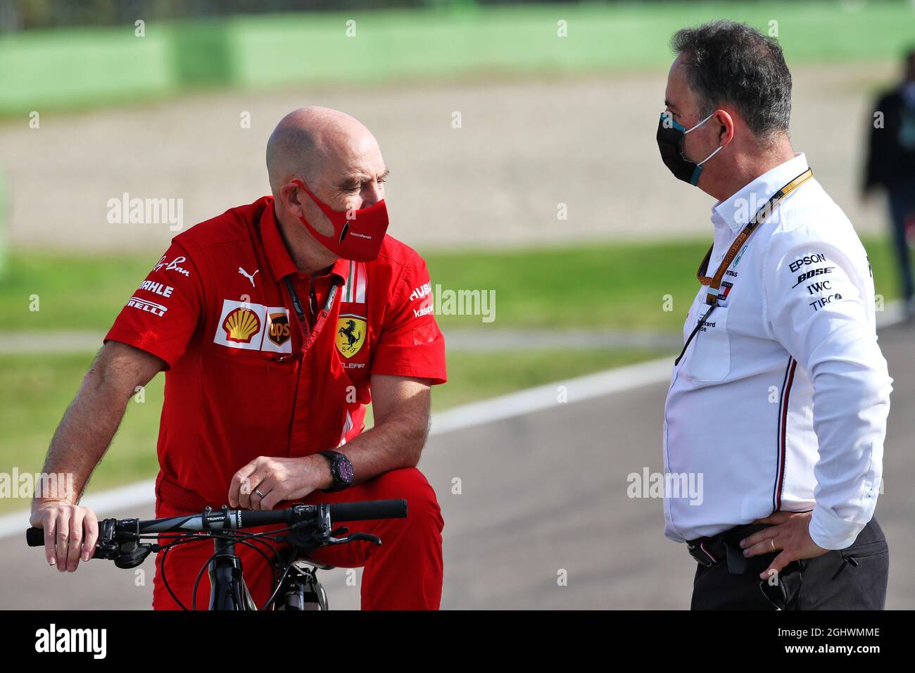 (L bis R): Jock Clear (GBR) Ferrari Engineering Director mit Ron Meadows (GBR) Mercedes GP Team Manager. 30.10.2020. Formel-1-Weltmeisterschaft, Rd 13, Großer Preis Der Emilia Romagna, Imola, Italien, Trainingstag. Bildnachweis sollte lauten: XPB/Press Association Images. Stockfoto