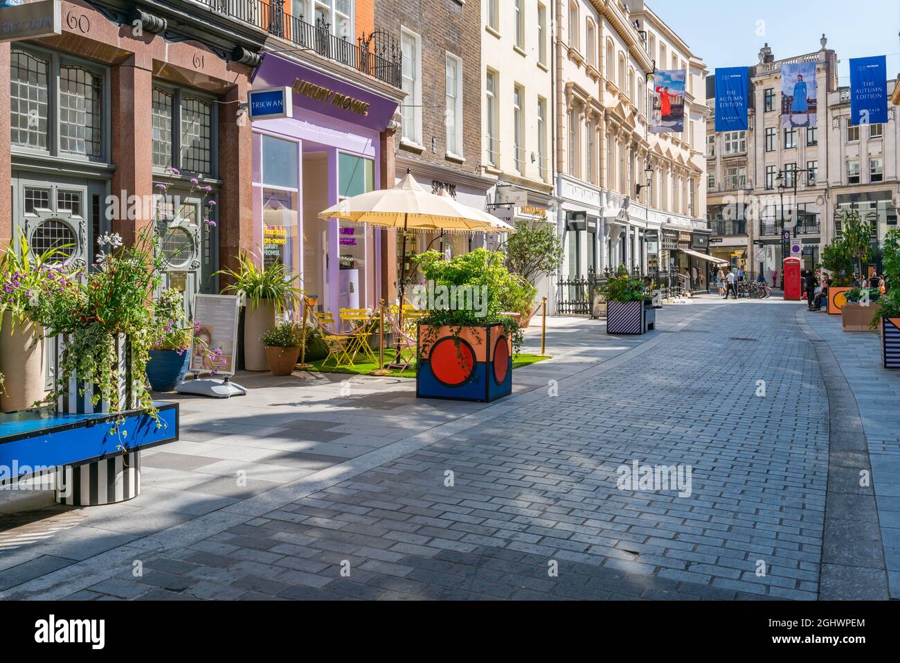 LONDON - 07. SEPTEMBER 2021: Blick auf die South Molton Street in Mayfair, London. Diese Fußgängerzone ist gesäumt von vielen Geschäften, in denen z. B. Waren verkauft werden Stockfoto