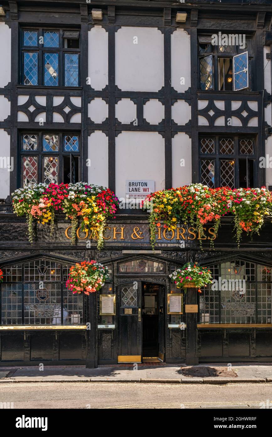 LONDON - 07. SEPTEMBER 2021: Das Coach and Horses Public House, das älteste Pub in Mayfair, wurde 1744 gegründet und ist mit vollen Hängekörben dekoriert Stockfoto