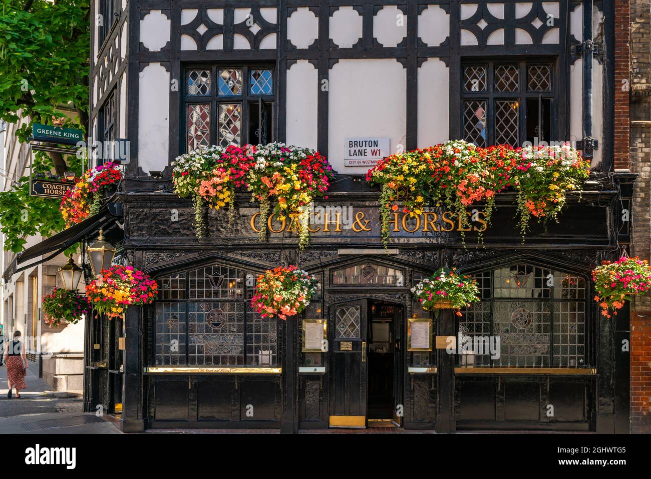 LONDON - 07. SEPTEMBER 2021: Das Coach and Horses Public House, das älteste Pub in Mayfair, wurde 1744 gegründet und ist mit vollen Hängekörben dekoriert Stockfoto