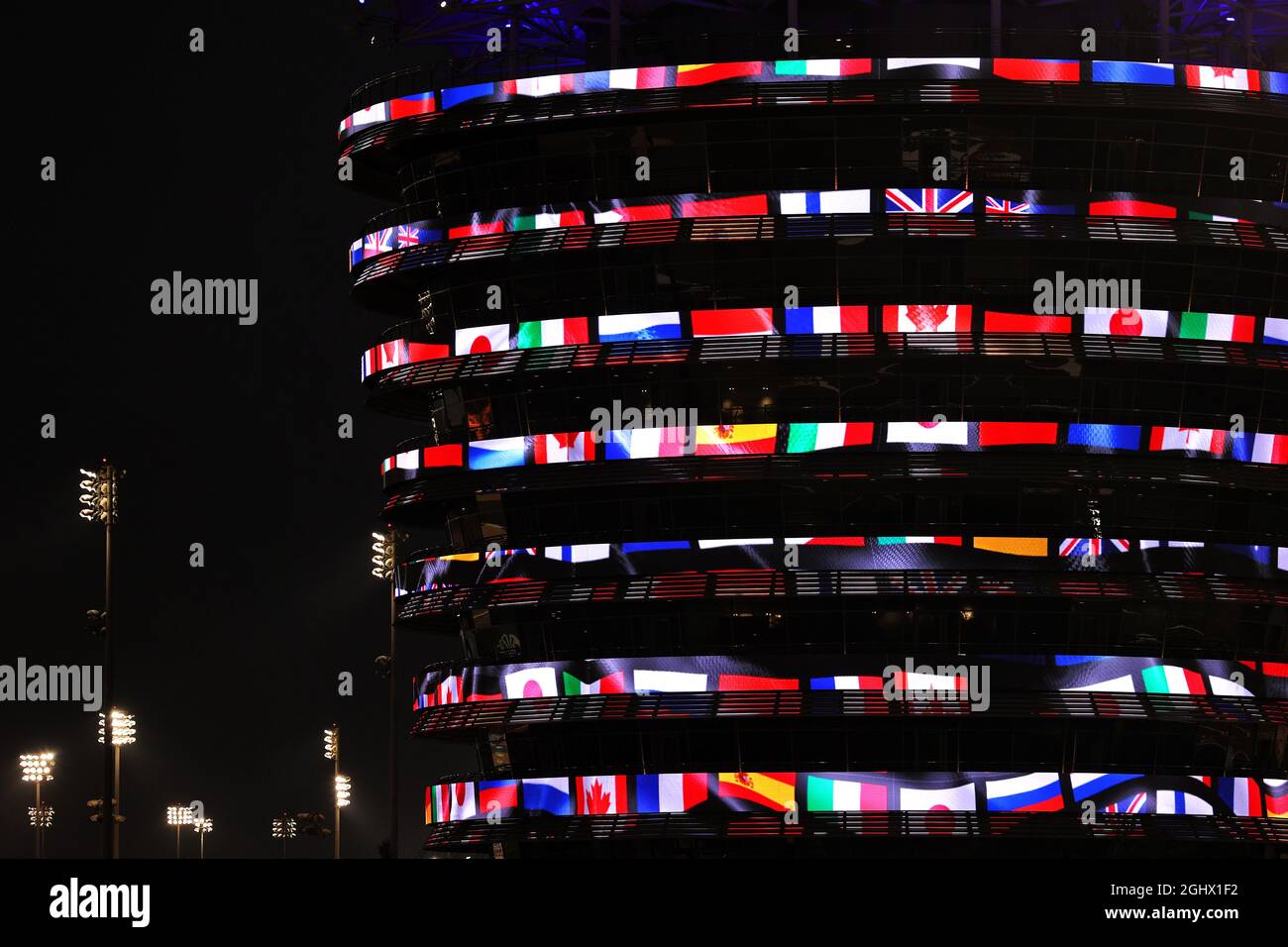 Circuit Atmosphere - beleuchtetes Gebäude. Großer Preis von Bahrain, Donnerstag, 25. März 2021. Sakhir, Bahrain. 25.03.2021. Formel-1-Weltmeisterschaft, Rd 1, Großer Preis Von Bahrain, Sakhir, Bahrain, Tag Der Vorbereitung. Bildnachweis sollte lauten: XPB/Press Association Images. Stockfoto
