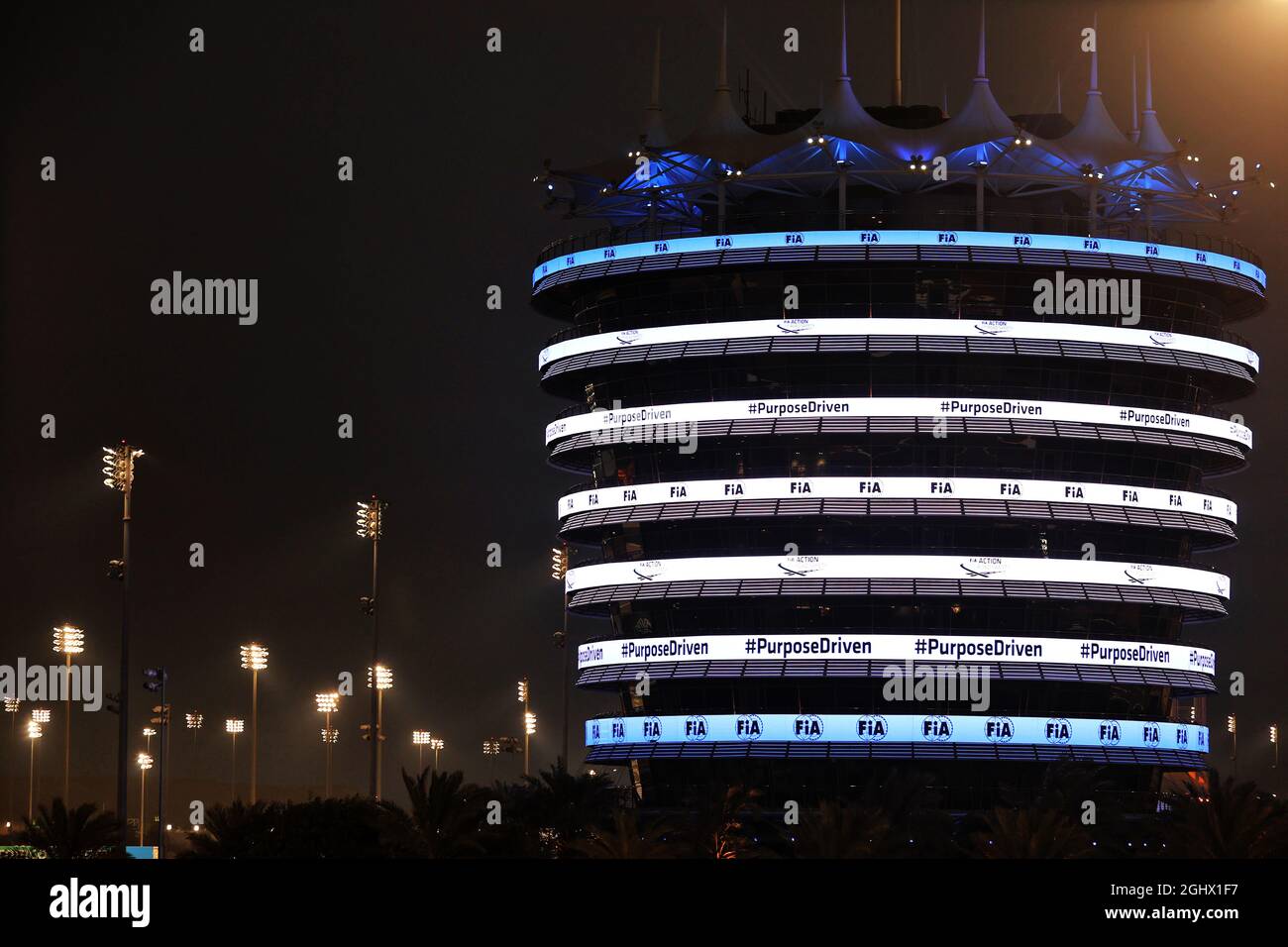 Circuit Atmosphere - beleuchtetes Gebäude. Großer Preis von Bahrain, Donnerstag, 25. März 2021. Sakhir, Bahrain. 25.03.2021. Formel-1-Weltmeisterschaft, Rd 1, Großer Preis Von Bahrain, Sakhir, Bahrain, Tag Der Vorbereitung. Bildnachweis sollte lauten: XPB/Press Association Images. Stockfoto